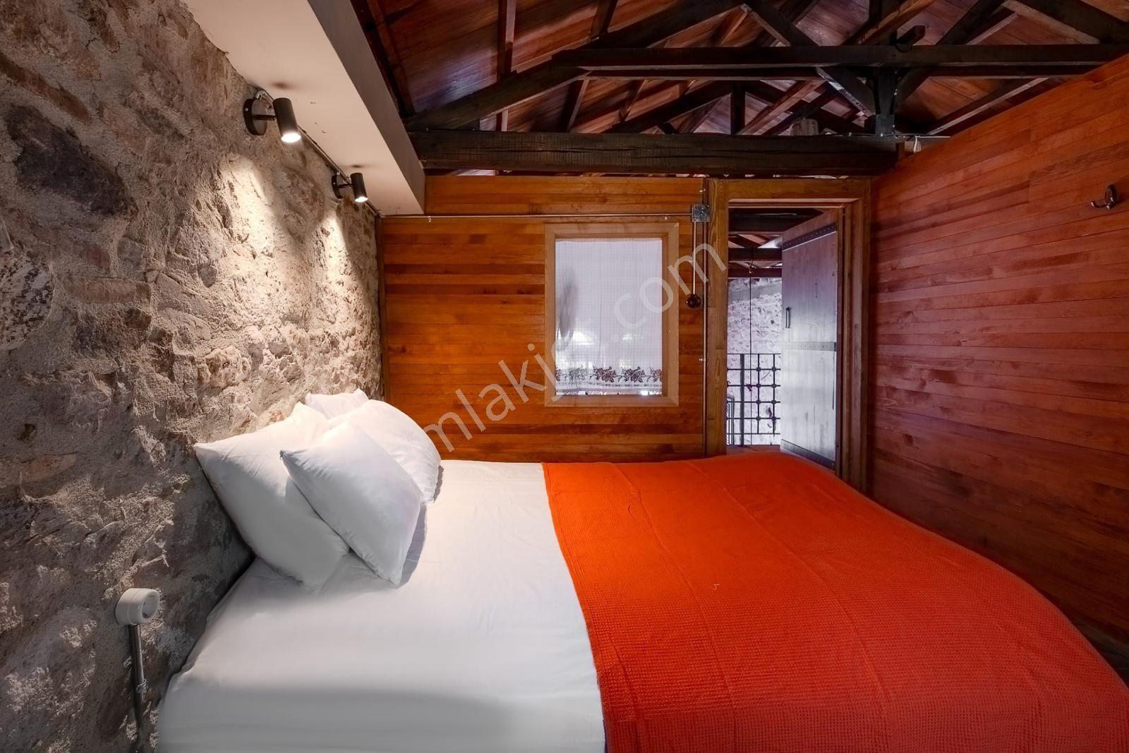 Ayvalık Merkez'de Restorasyonlu Loft Tarzı Asma Katlı 2+1 Taş Rum Evi - Görsel 13