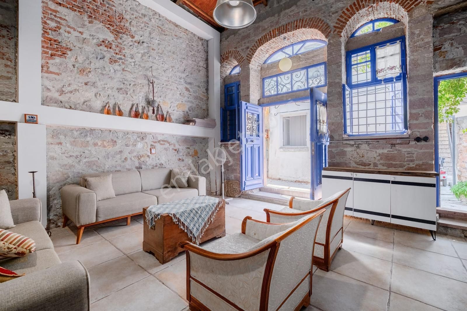 Ayvalık Merkez'de Restorasyonlu Loft Tarzı Asma Katlı 2+1 Taş Rum Evi - Görsel 2