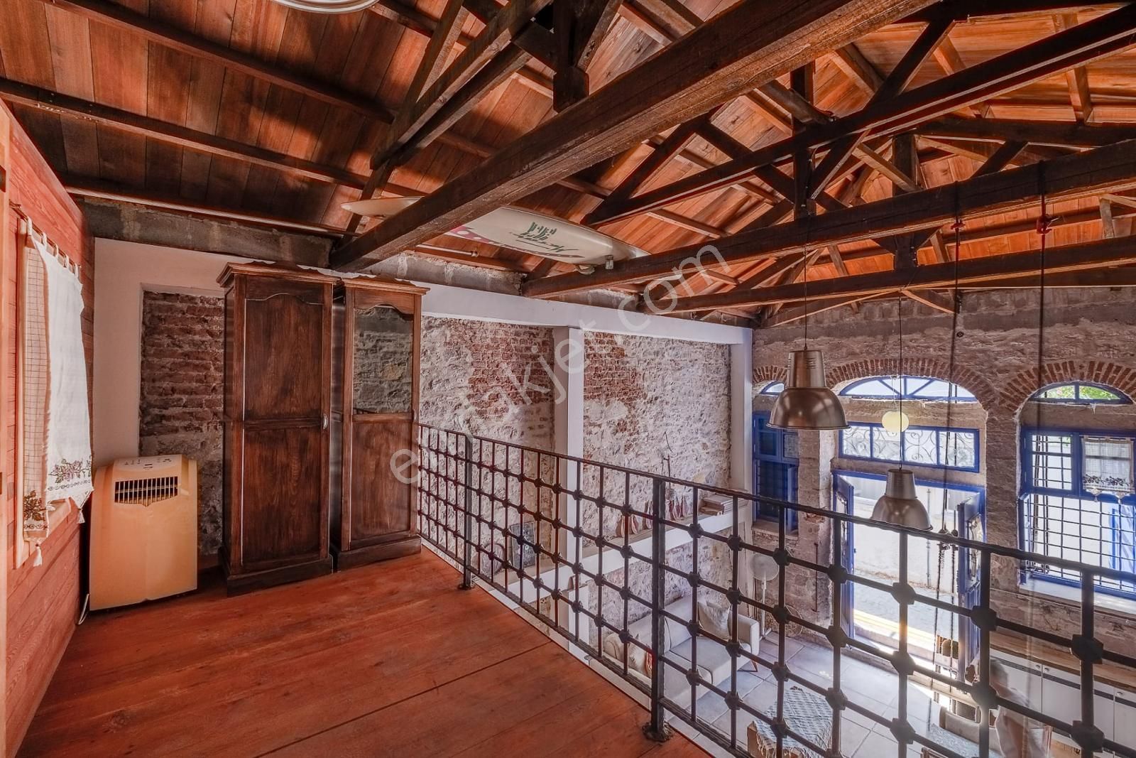 Ayvalık Merkez'de Restorasyonlu Loft Tarzı Asma Katlı 2+1 Taş Rum Evi - Görsel 11