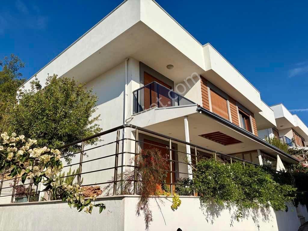 Deniz Manzaralı Ve Doğa İçinde Bakımlı Villa
