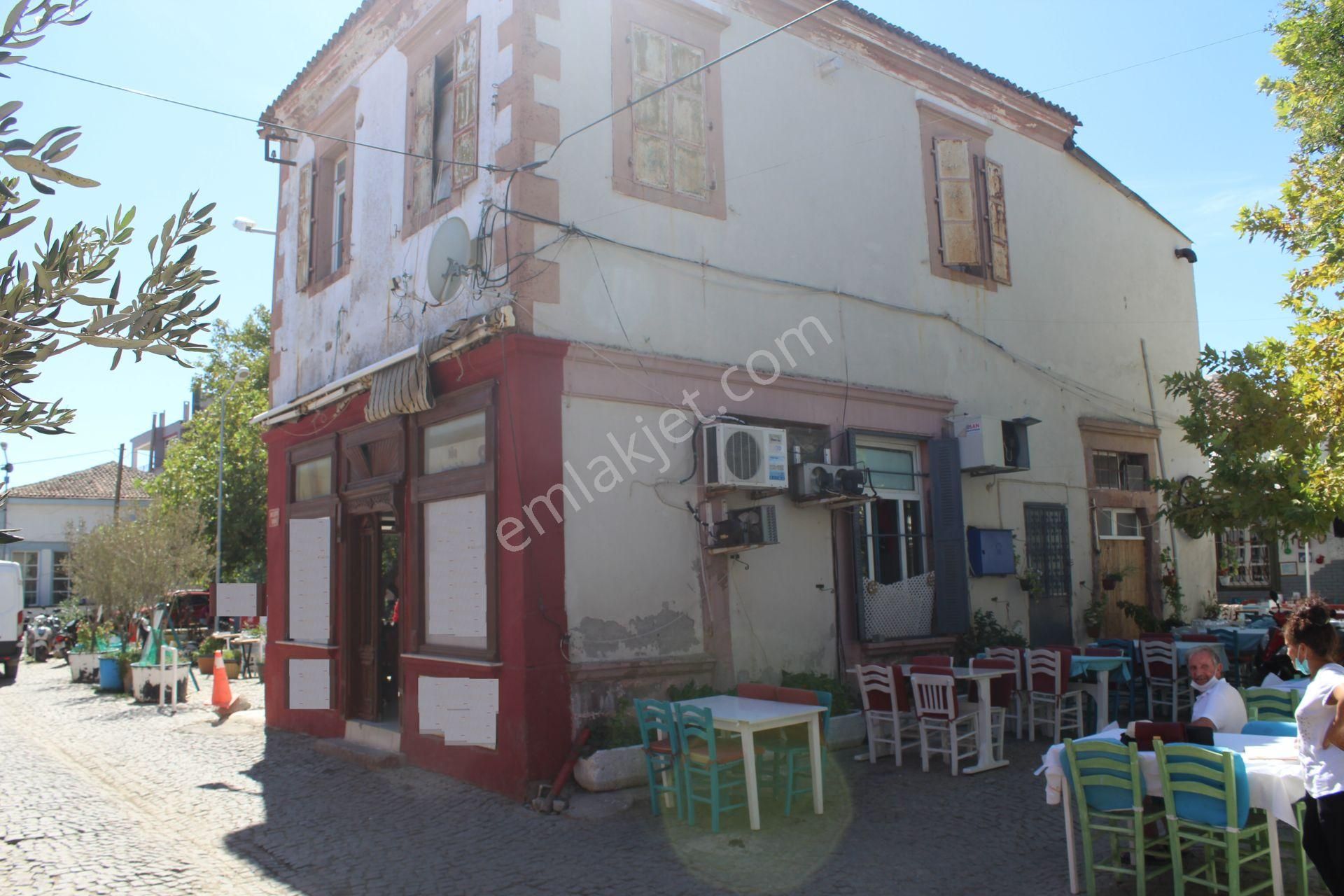 Cunda'da Ticari Faliyete Uygun Dükkanlar Ve Daire Taş Bina