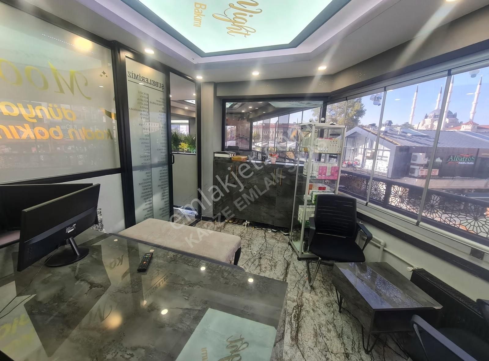 Kabze Emlaktan Arı Sitesinde Devren Kiralık Güzellik Merkezi - Görsel 19