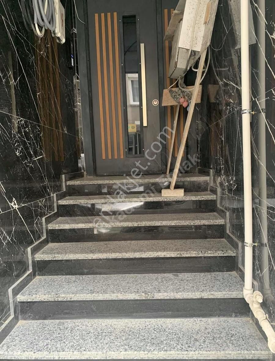 Akademi Emlak Tan 2+1 Metrobüse 3dk