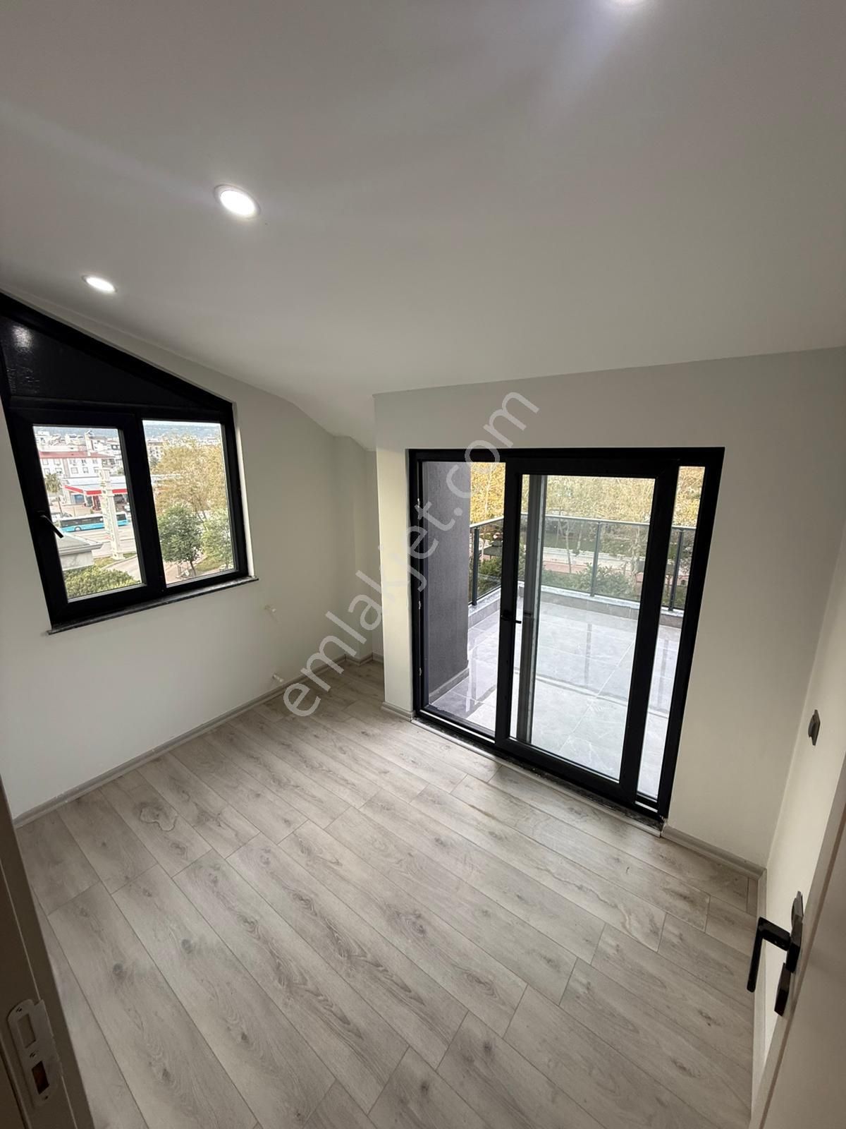 Antalya Demirel Mahallesi Tranvaya Adım Mesafede - Görsel 15