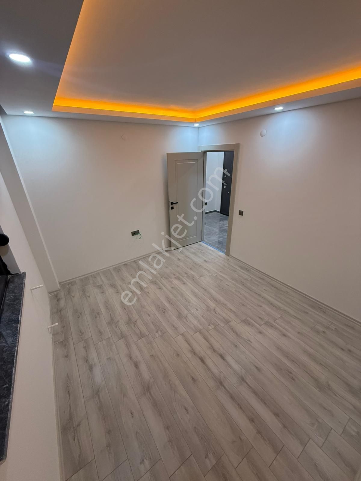 Antalya Demirel Mahallesi Tranvaya Adım Mesafede