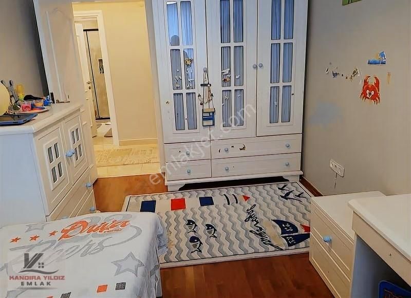 Çekmeköy Beşyıldız Sitesinde 135 M2 Net Kullanımlı 1.kat Daire - Görsel 2