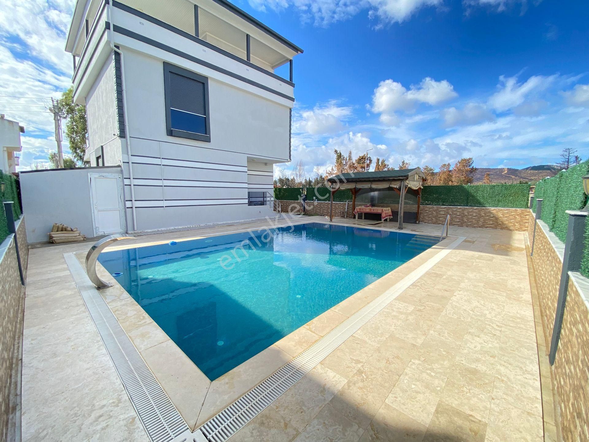 Seferihisar Doğanbeyde Tek Mustakil Havuzlu Satılık 3+1 Villa - Görsel 8