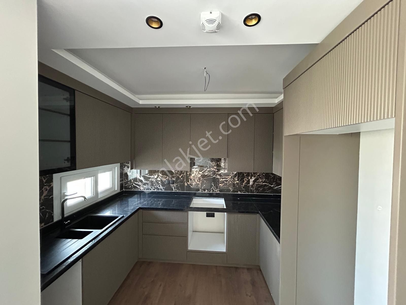 Alparslan Türkeş Bulvarı Metro Yolu Üzerinde 3+1+sıfır Satılık Daire............