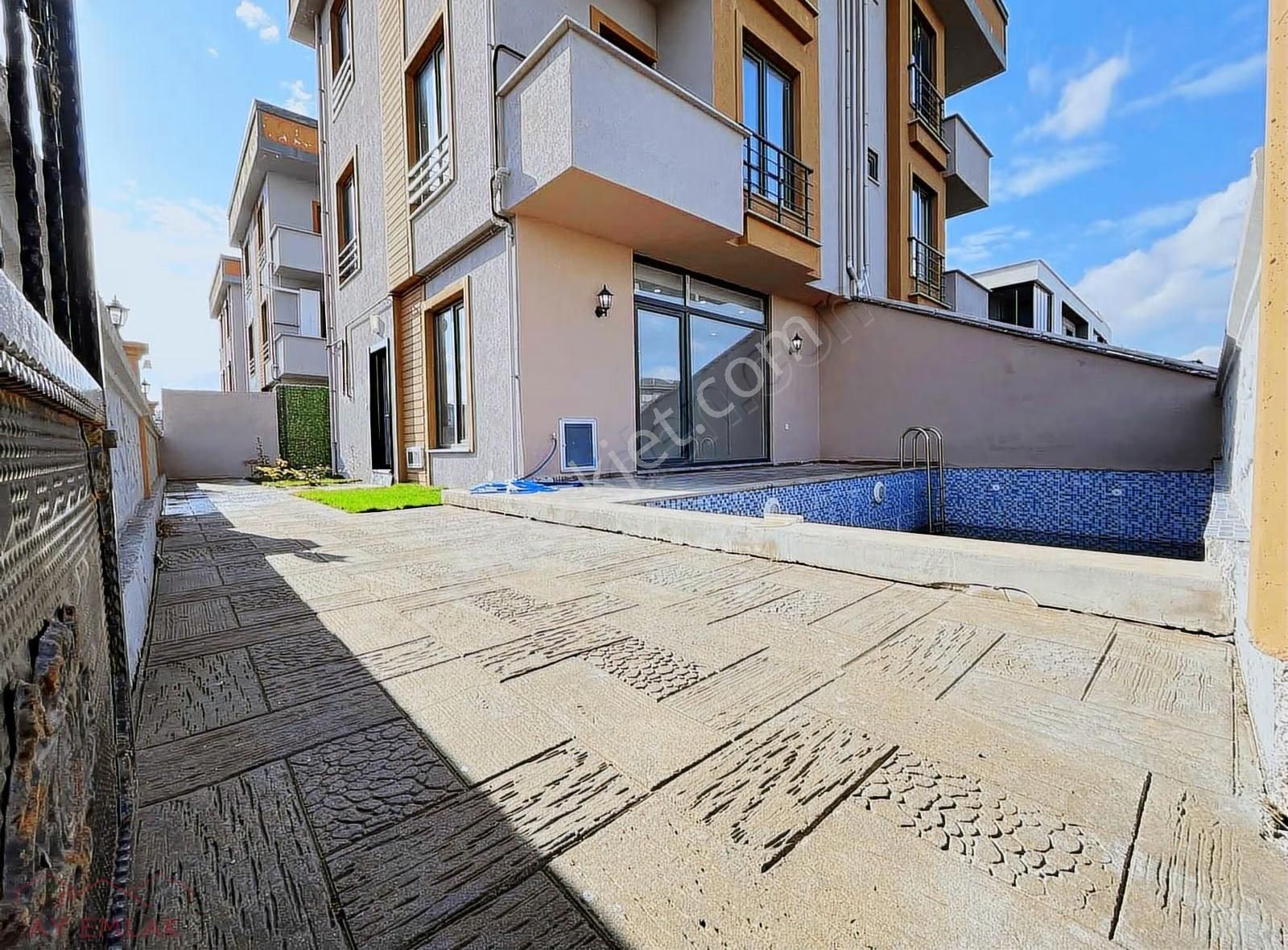 Karasu'da Müstakil Havuzlu Müstakil Bahçeli 4+1 Tripleks Villa.