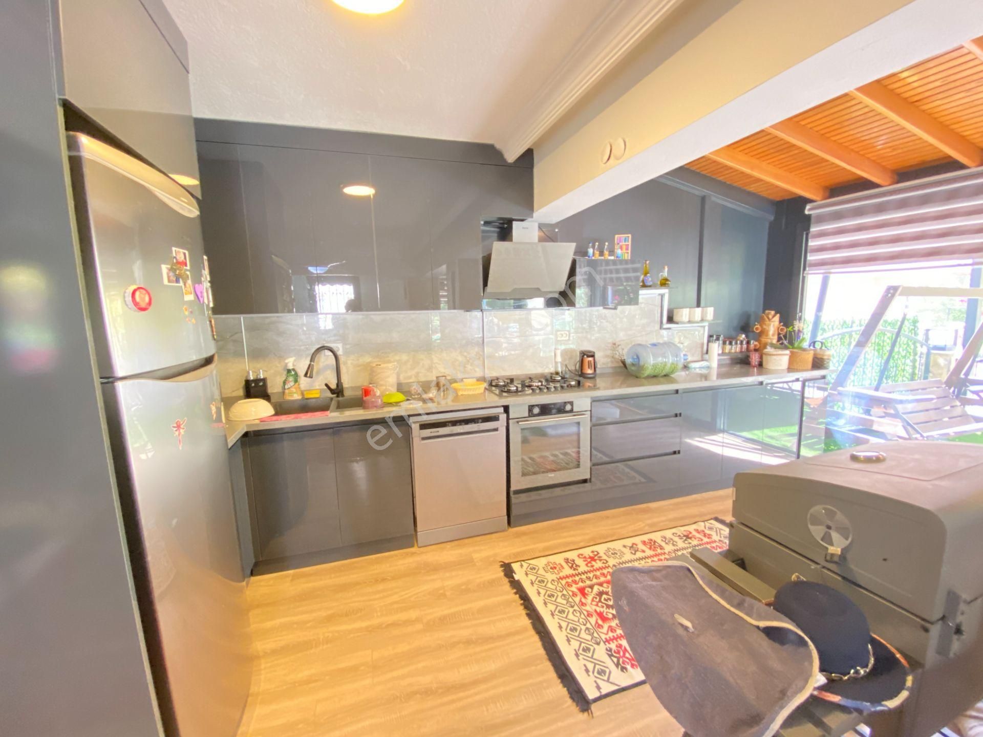 Seferihisar Ürkmez De Denize Tarafında Bahçeli Satılık 5+1 Villa - Görsel 11