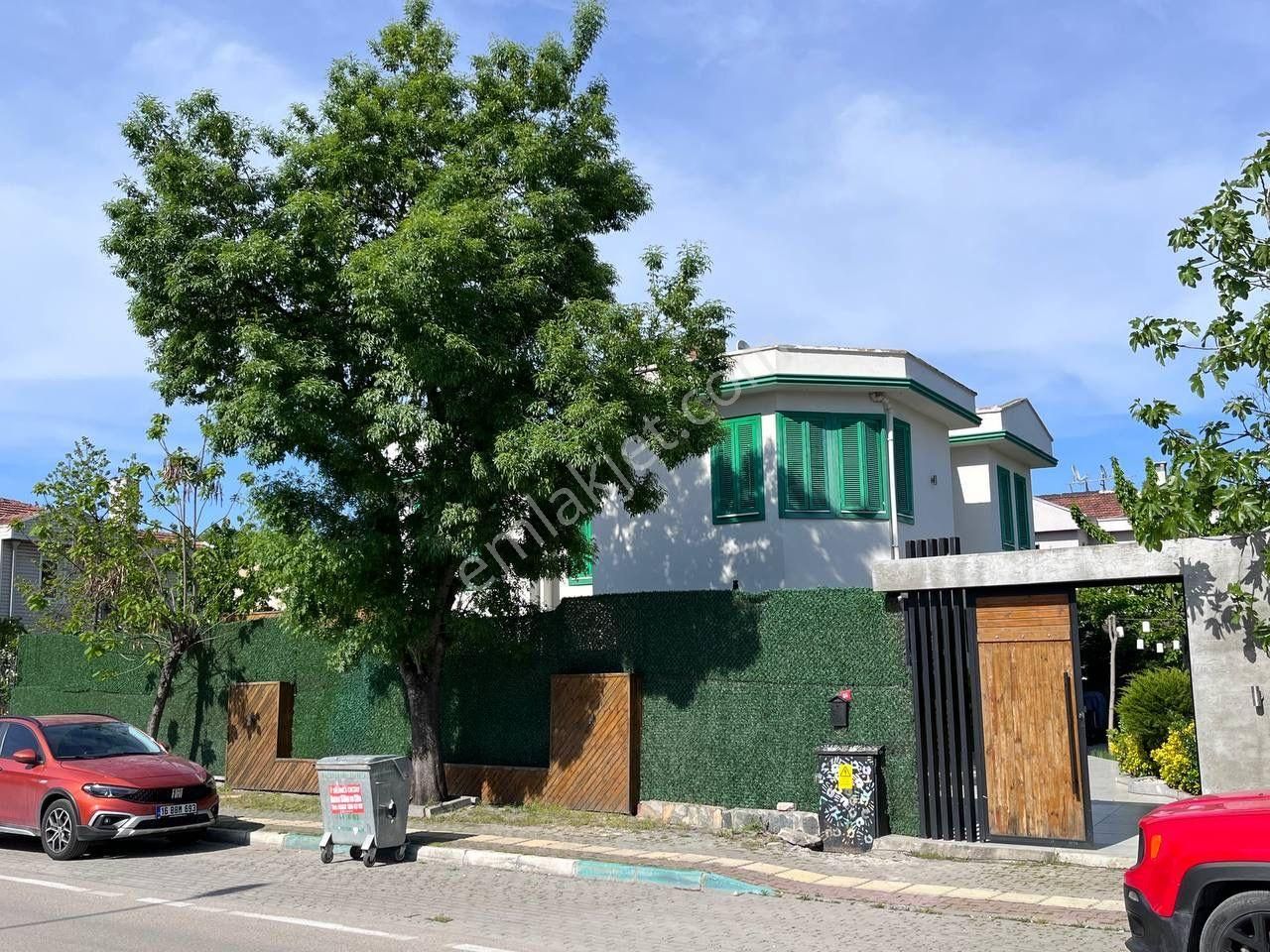 Bursa Merkezde Isıtmalı Havuzlu Muhafazakar Yeşil Panjurlu Villa - Görsel 4
