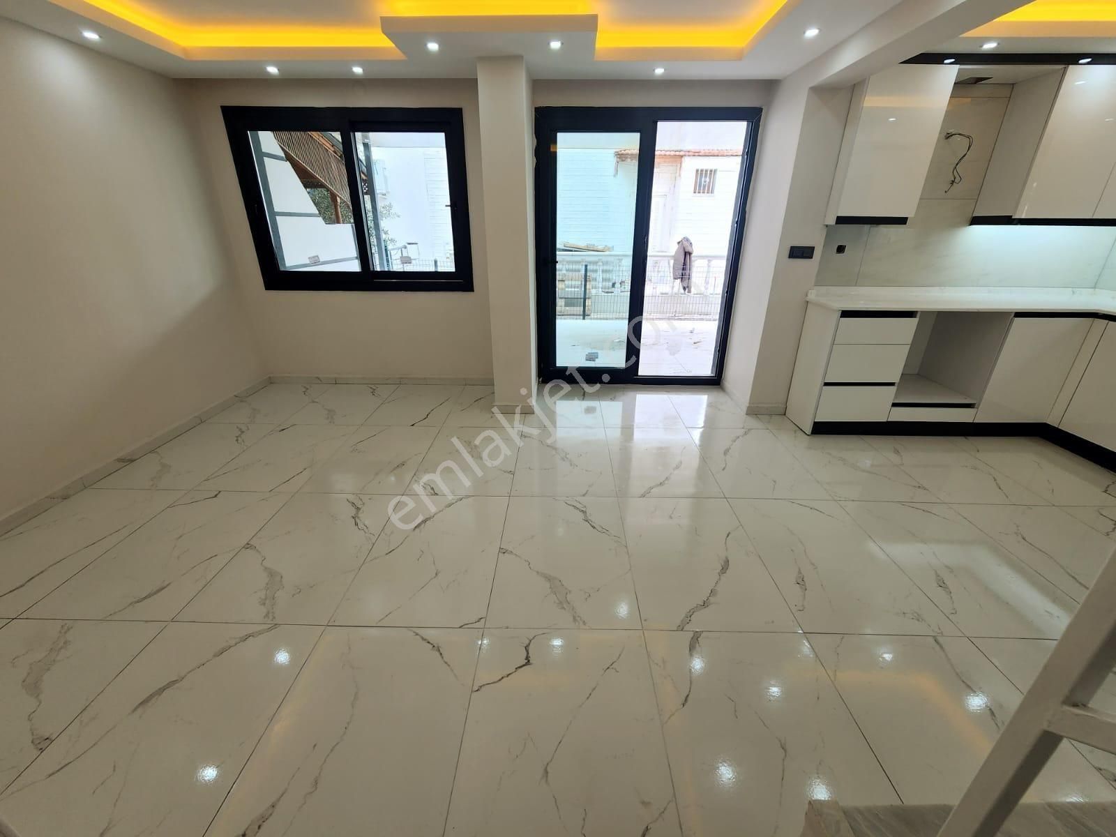 Kuşadasında Plaja Çok Yakın Bahçeli Villa - Görsel 11