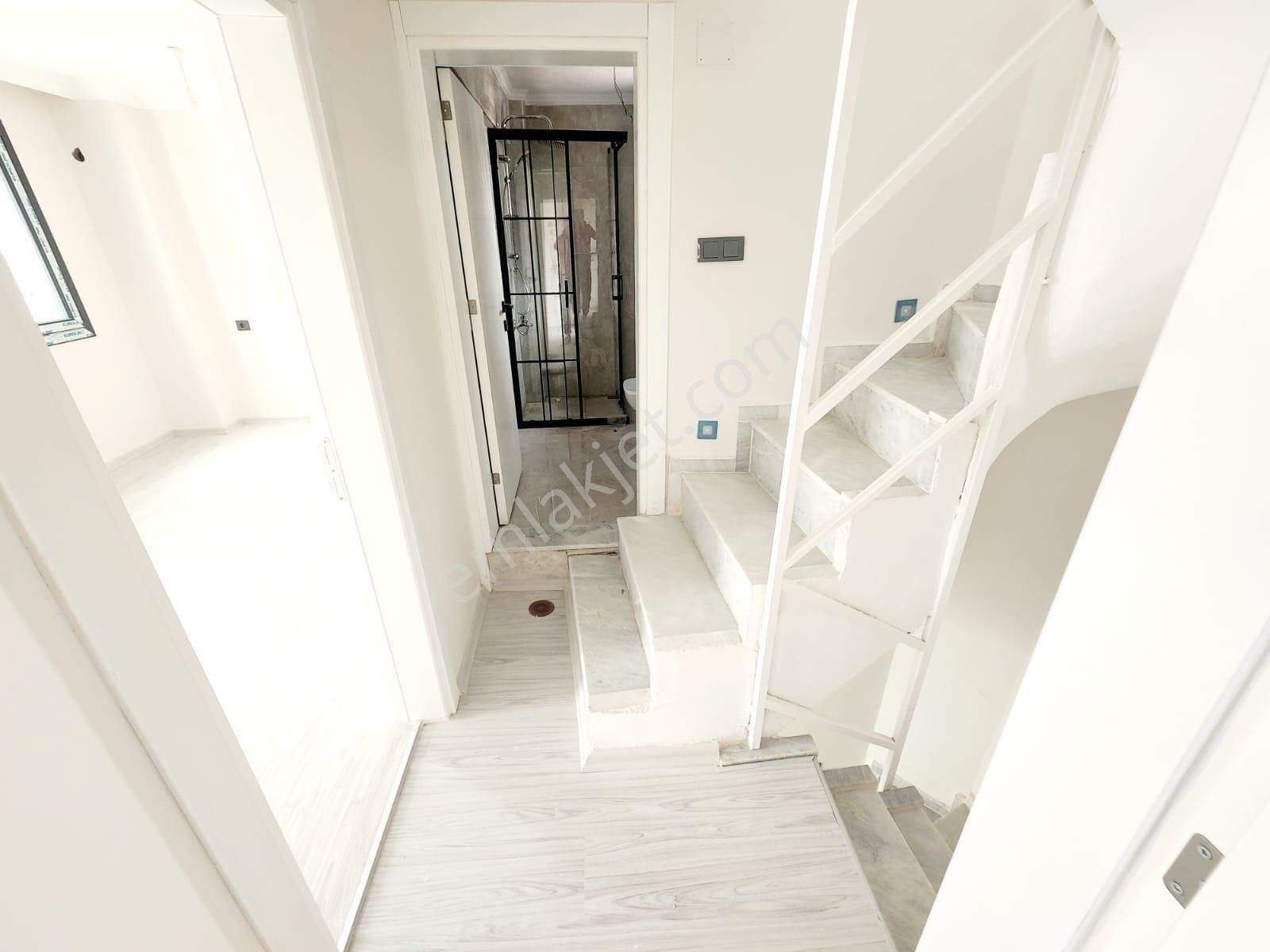 Kuşadasında Plaja Çok Yakın Bahçeli Villa - Görsel 25