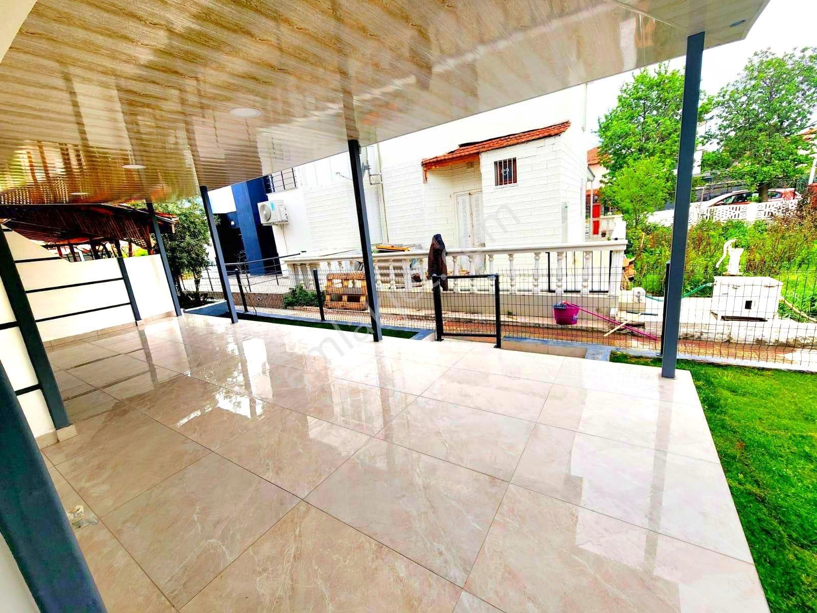 Kuşadasında Plaja Çok Yakın Bahçeli Villa - Görsel 4