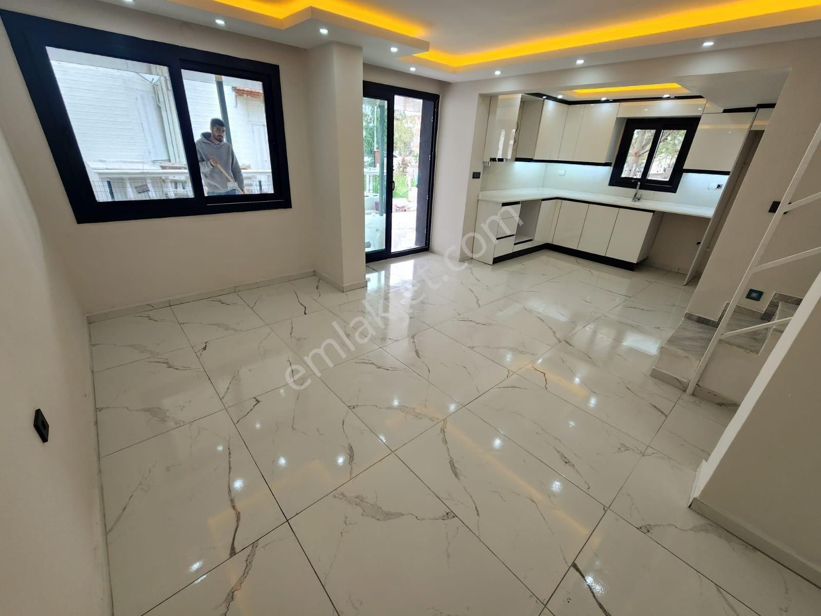 Kuşadasında Plaja Çok Yakın Bahçeli Villa - Görsel 13