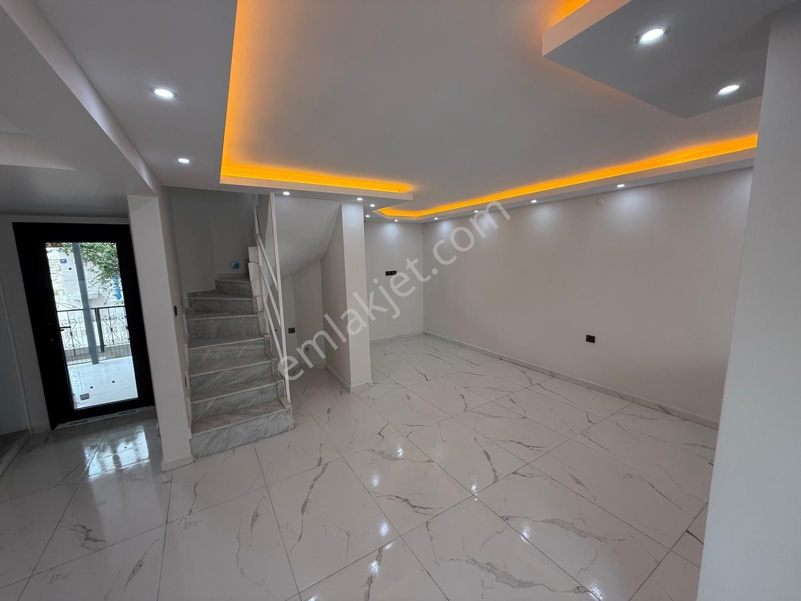 Kuşadasında Plaja Çok Yakın Bahçeli Villa - Görsel 8