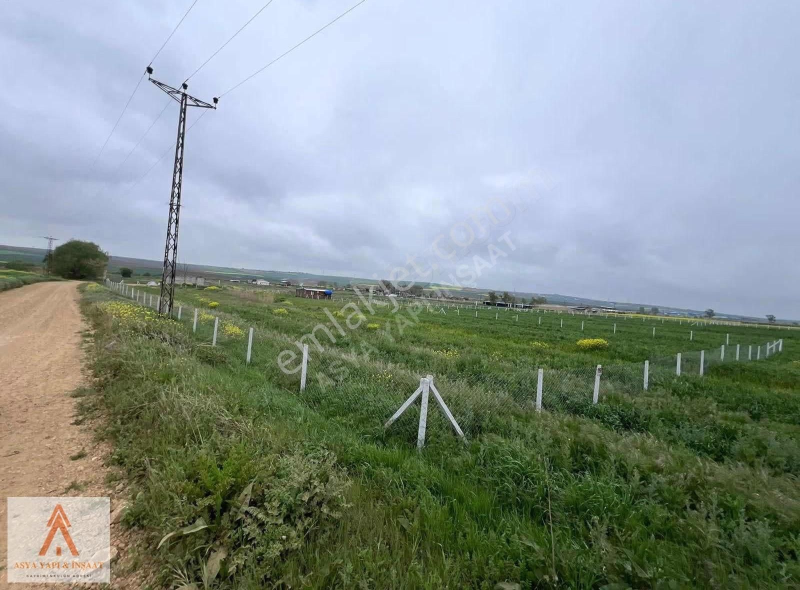 Silivri Değirmenköyde 4500 M2 Yola Cephe Etrafı Çevrili Hisse