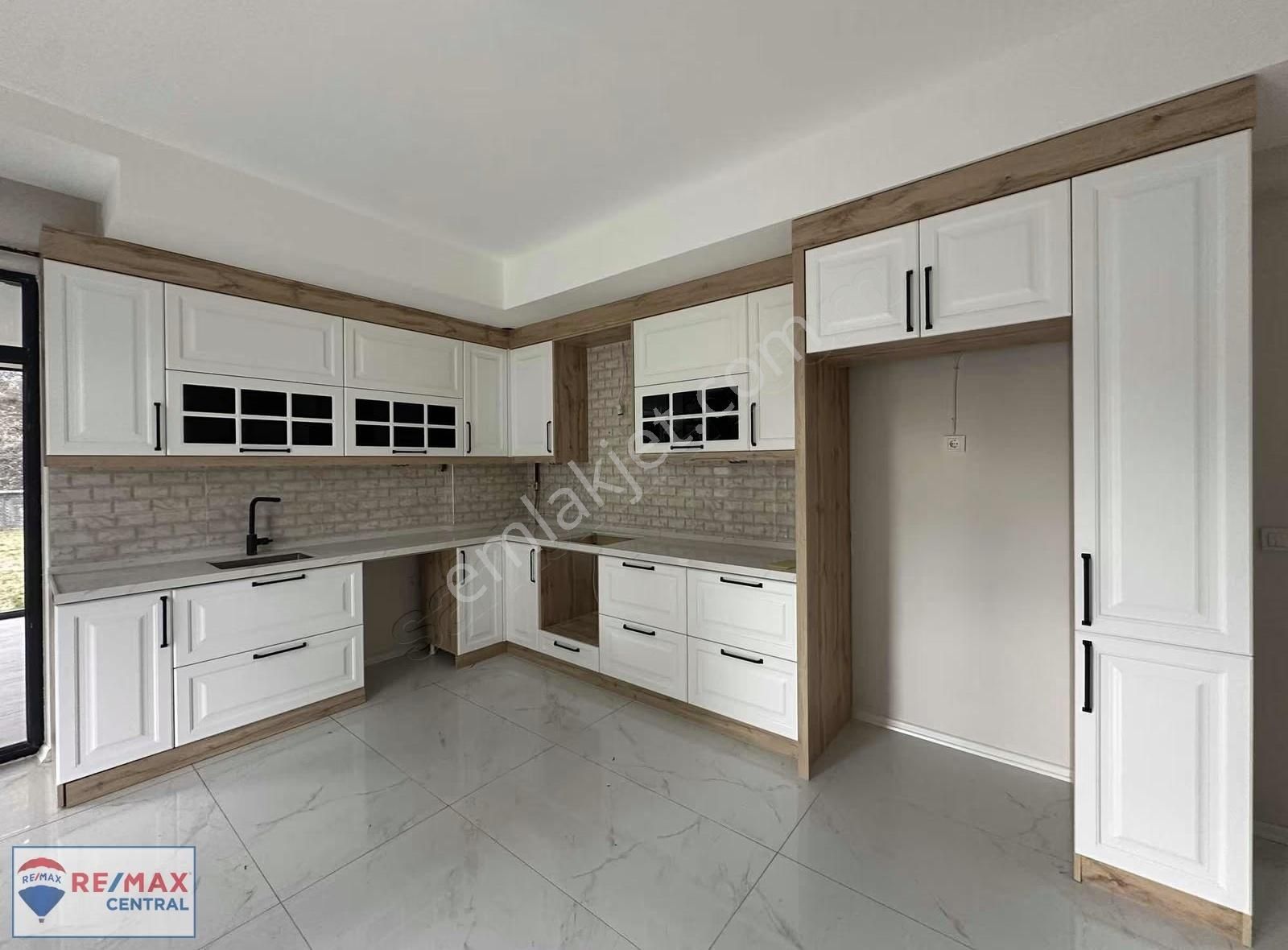 Remax Central' Taşlıdere Villalarında Yapılı Verandalı 4+1 Villa - Görsel 2