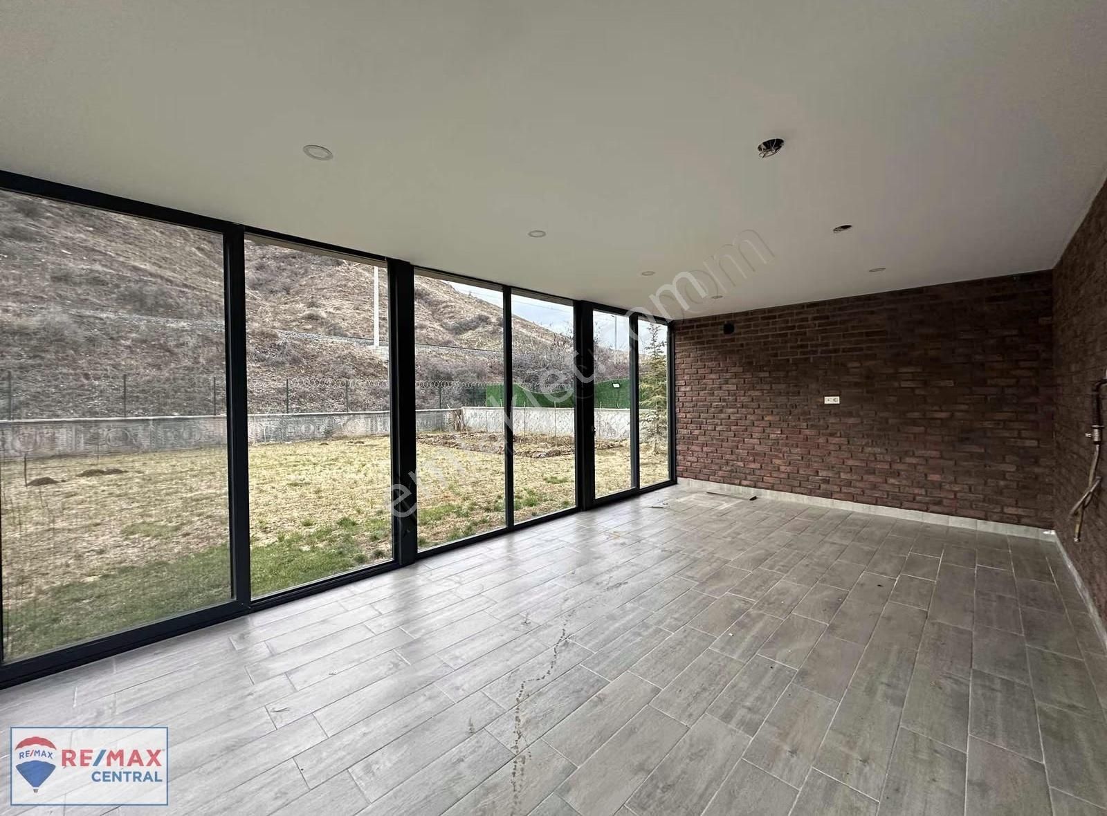 Remax Central' Taşlıdere Villalarında Yapılı Verandalı 4+1 Villa - Görsel 22