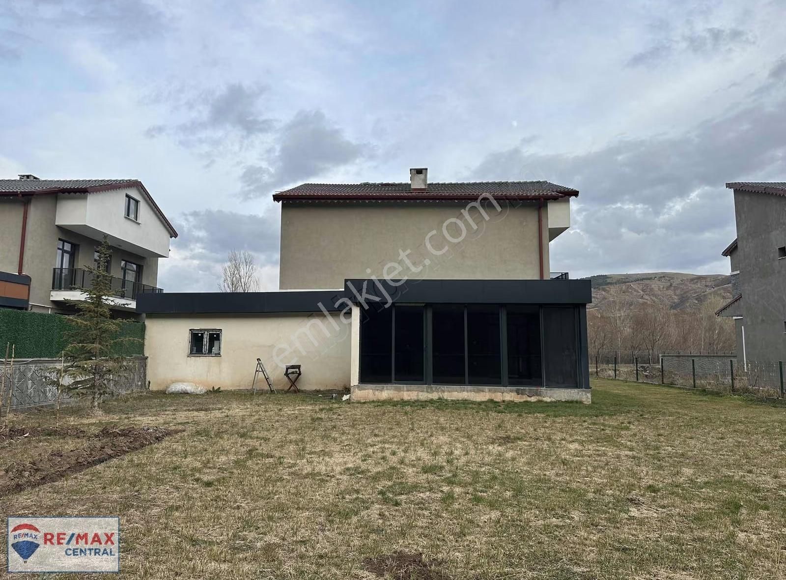 Remax Central' Taşlıdere Villalarında Yapılı Verandalı 4+1 Villa - Görsel 14