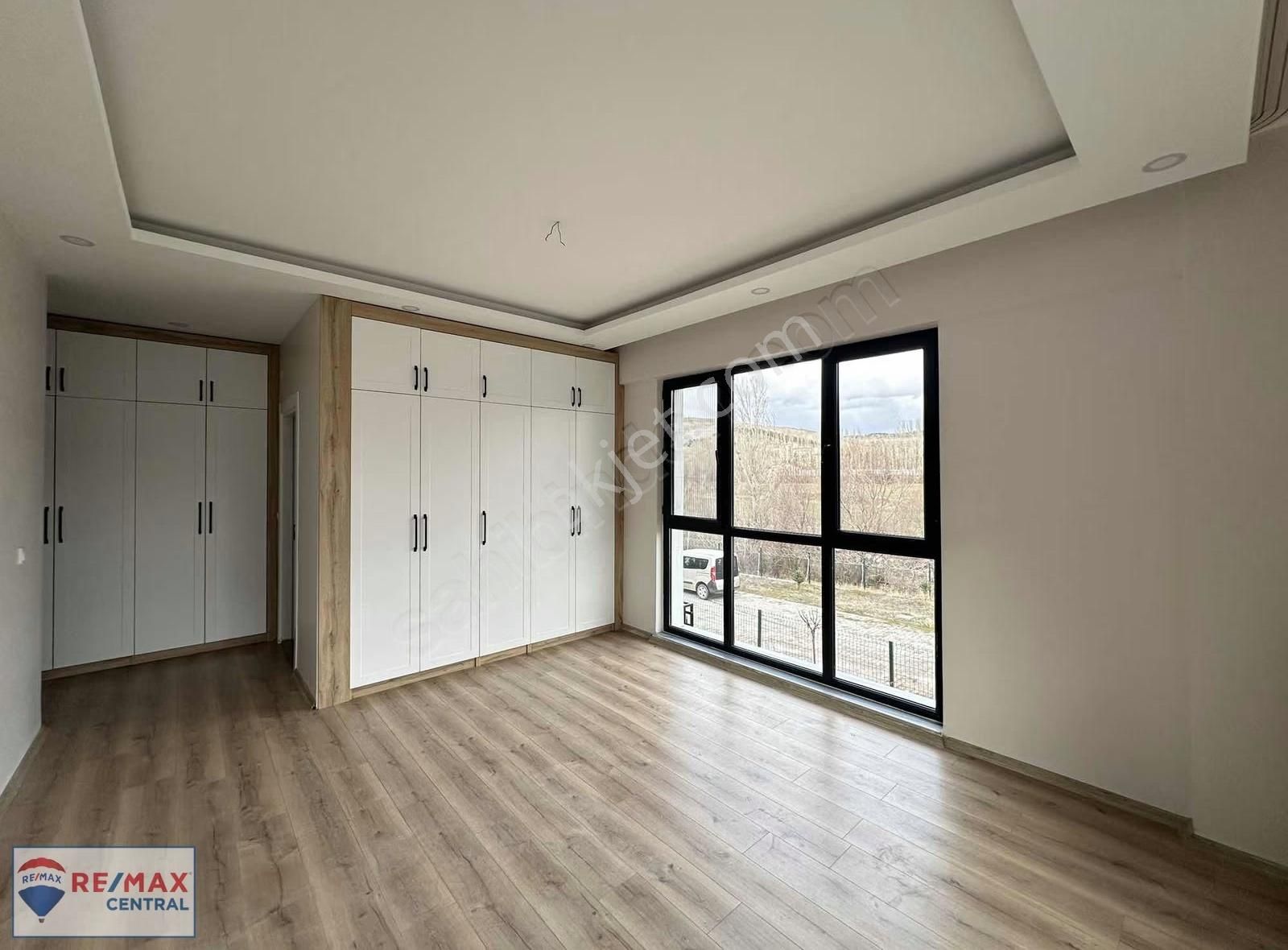 Remax Central' Taşlıdere Villalarında Yapılı Verandalı 4+1 Villa - Görsel 29