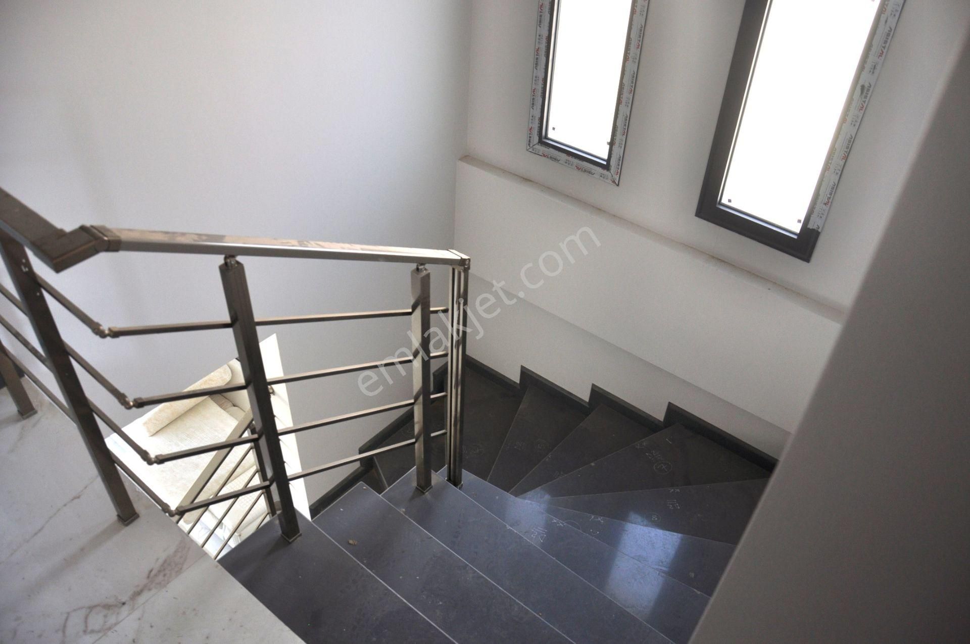 Kuşadası Davutlar Denize Yürüme Mesafesinde 3+1 Satılık Villa - Görsel 25