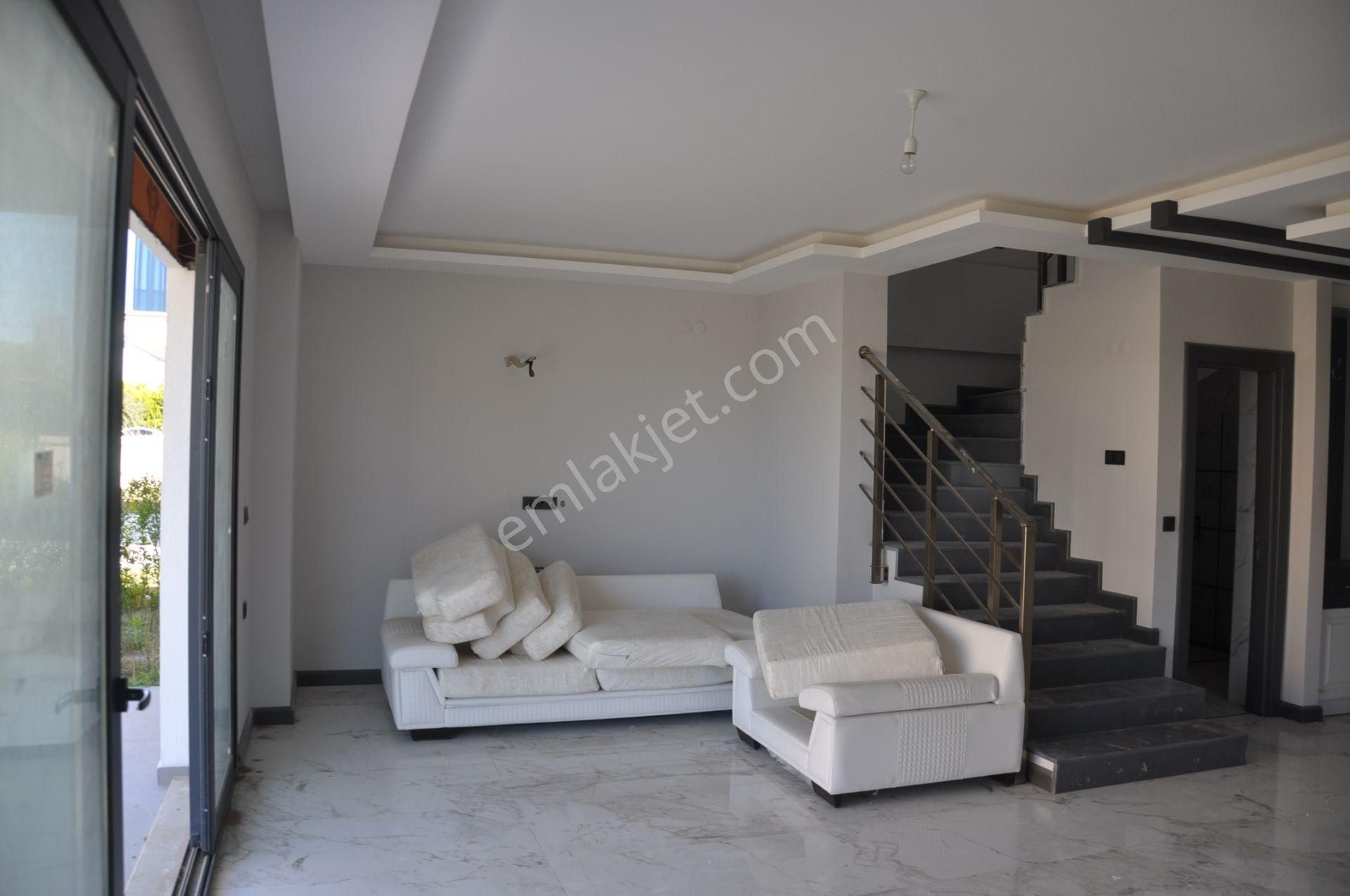 Kuşadası Davutlar Denize Yürüme Mesafesinde 3+1 Satılık Villa - Görsel 12