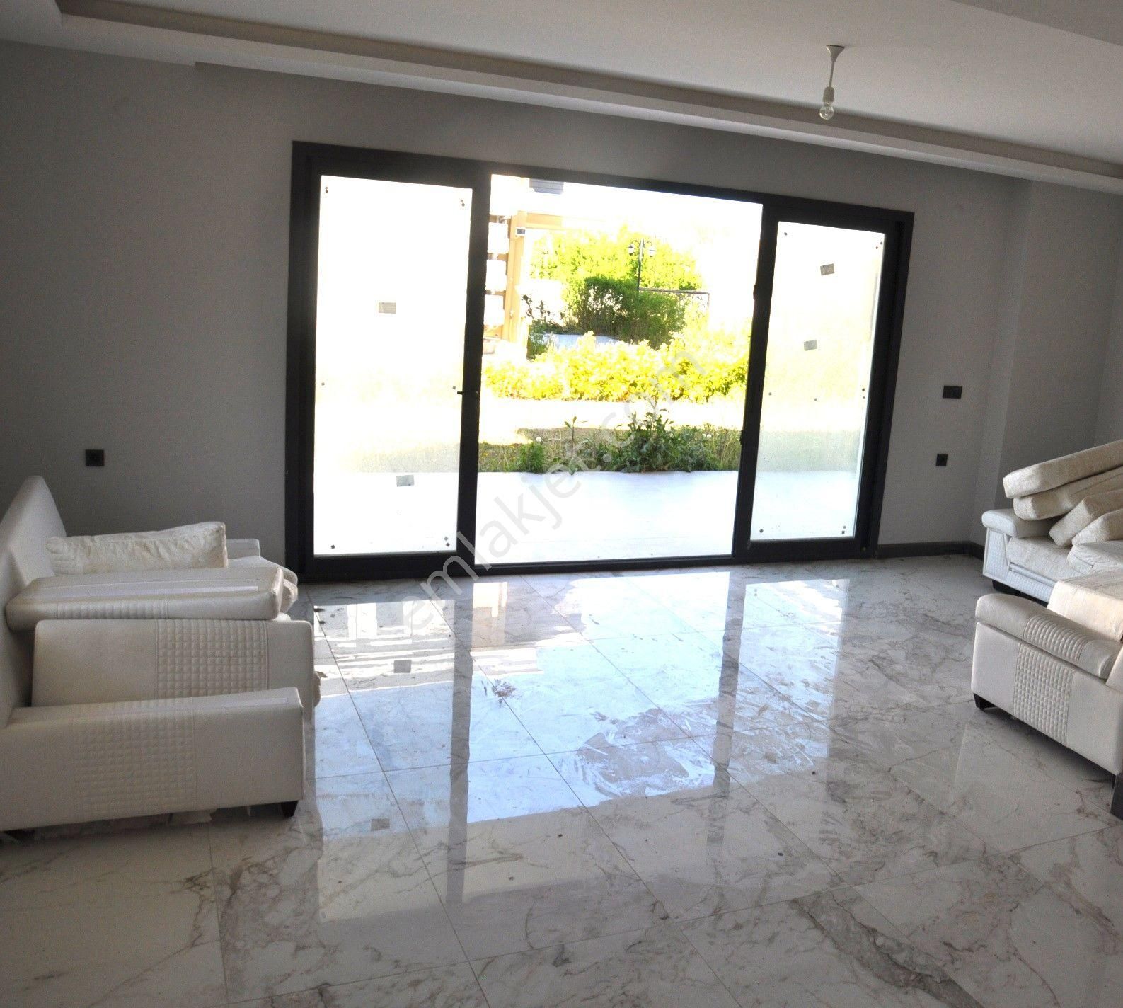 Kuşadası Davutlar Denize Yürüme Mesafesinde 3+1 Satılık Villa - Görsel 15