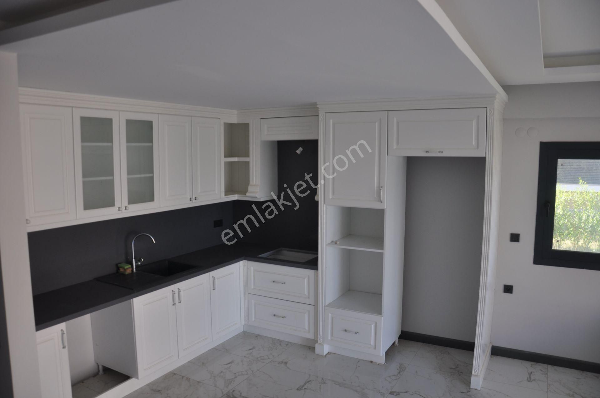 Kuşadası Davutlar Denize Yürüme Mesafesinde 3+1 Satılık Villa - Görsel 17