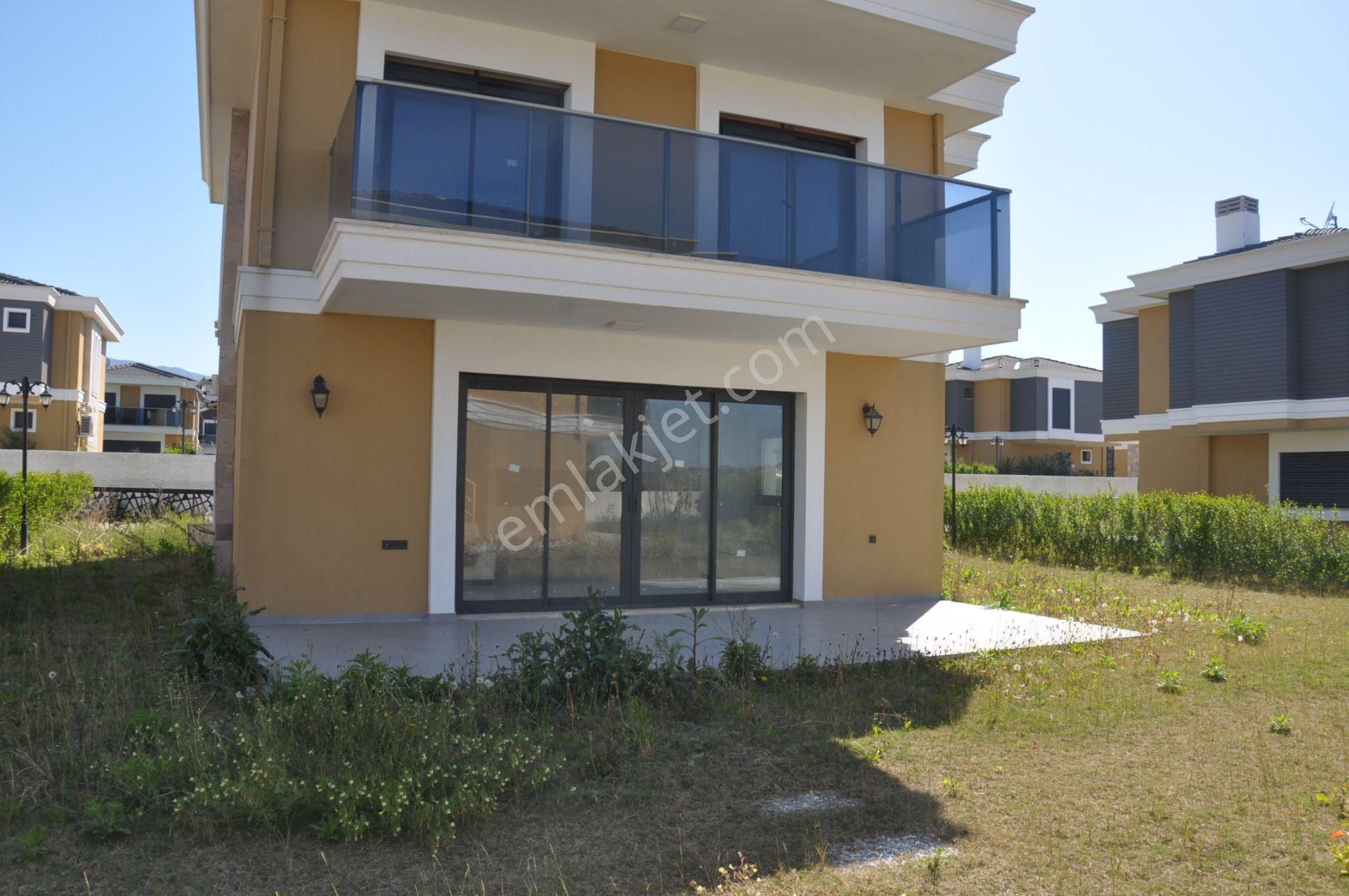 Kuşadası Davutlar Denize Yürüme Mesafesinde 3+1 Satılık Villa - Görsel 8