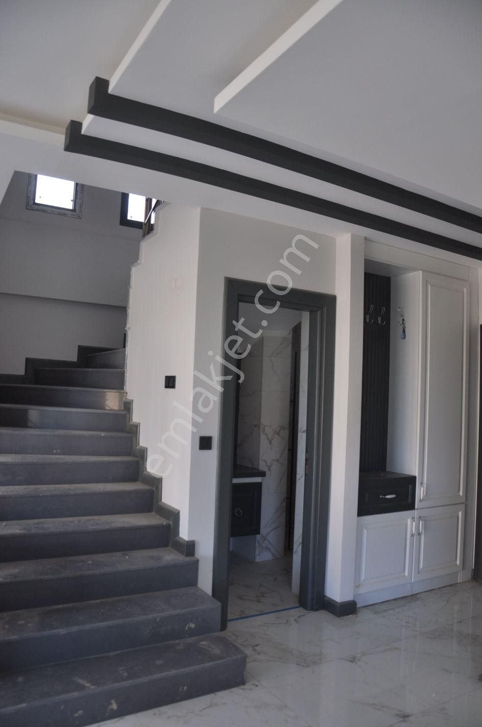 Kuşadası Davutlar Denize Yürüme Mesafesinde 3+1 Satılık Villa - Görsel 21