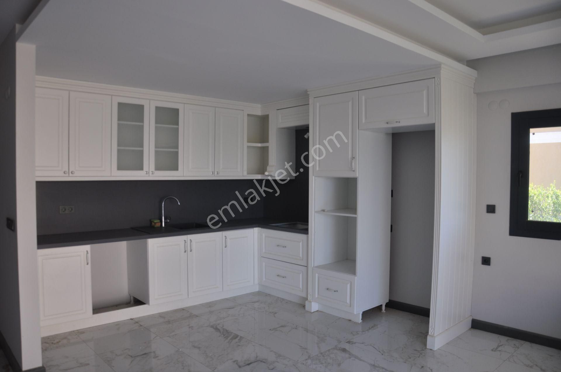 Davutlar Sahilde Denize 550mt Müstakil Geniş Bahçeli 3+1 Yeni Villa - Görsel 21