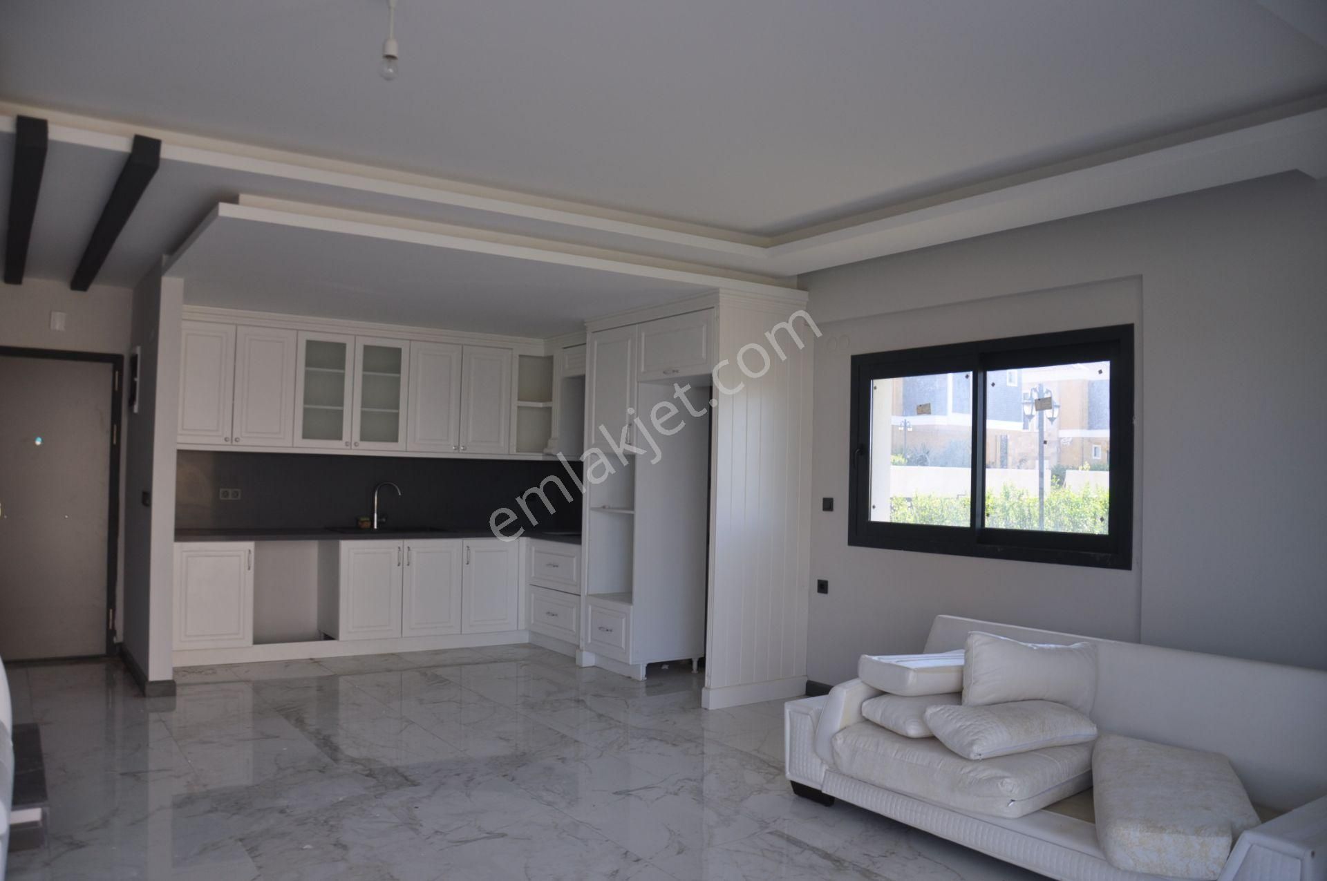 Davutlar Sahilde Denize 550mt Müstakil Geniş Bahçeli 3+1 Yeni Villa - Görsel 16