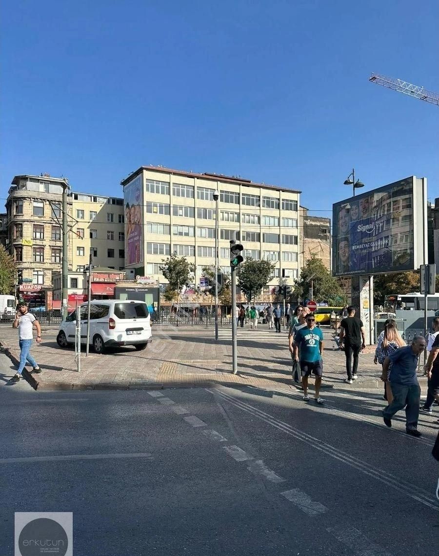 Karaköy Meydanı'nın İmza Binasında Muhteşem Manzaralı Kiralık Loft Daire !