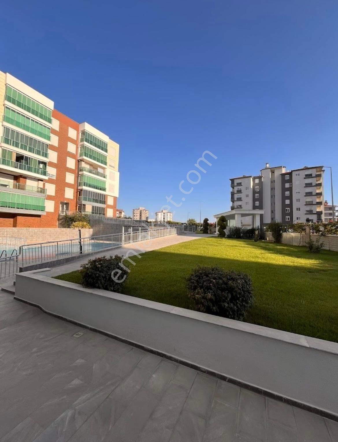 Usta Gayrimenkul'den Satılık Lüks 3+1 Havuzlu Ve Otoparklı Daire