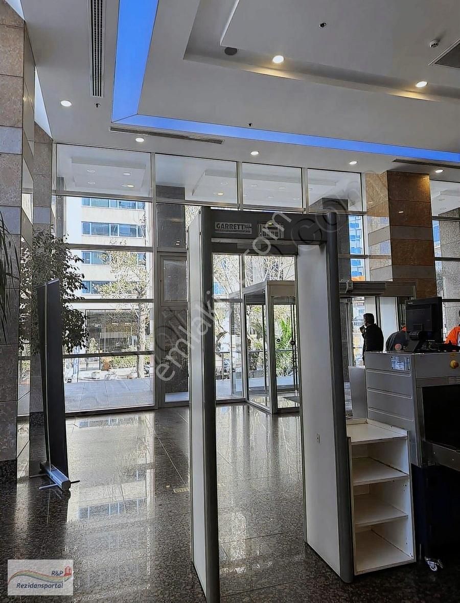 Leventte Muayenehaneye Uygun Plazada Giriş Kat 2000 M2