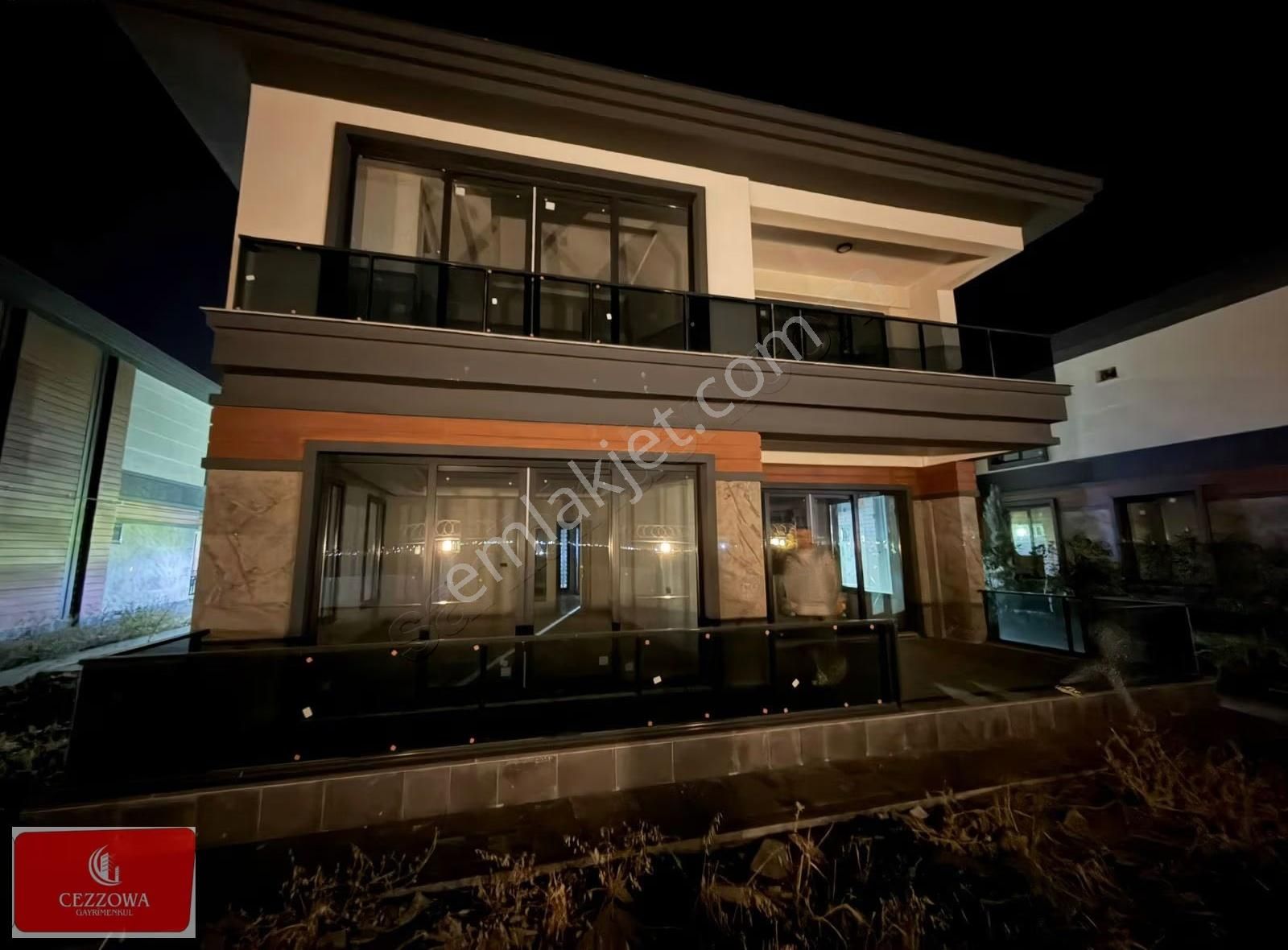 Altındag Karşısi"da Serın Yapi Villa 5+1 Satılık