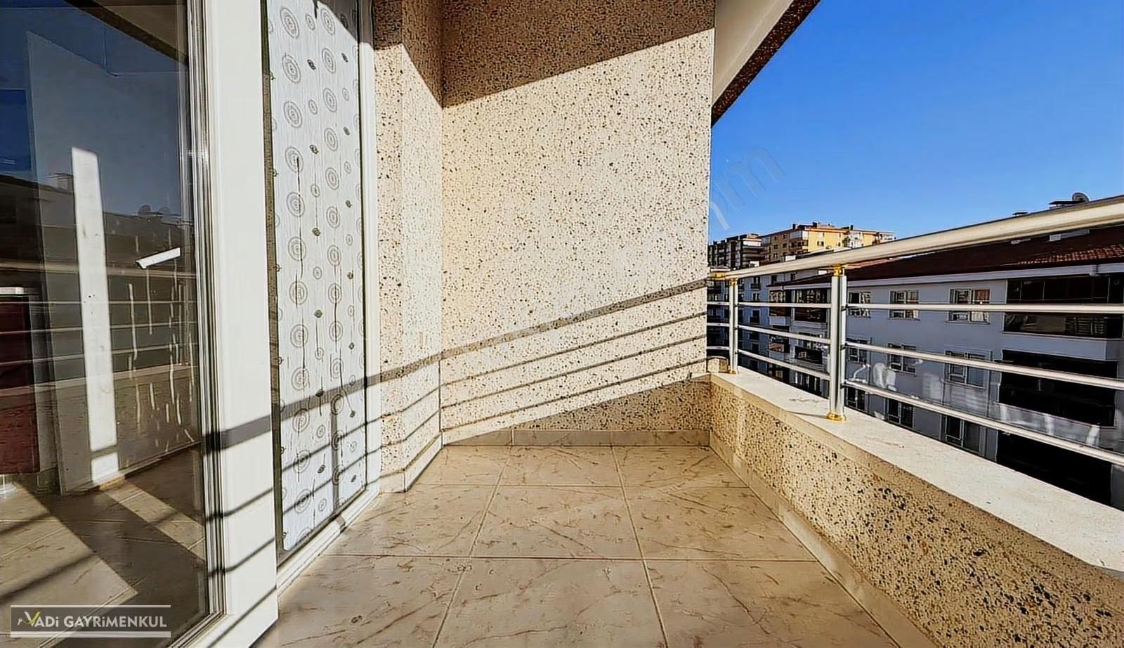 Vadi'den Karakayada Cadde Yakını Katta İskanlı Masrafsız 3+1 ! - Görsel 3