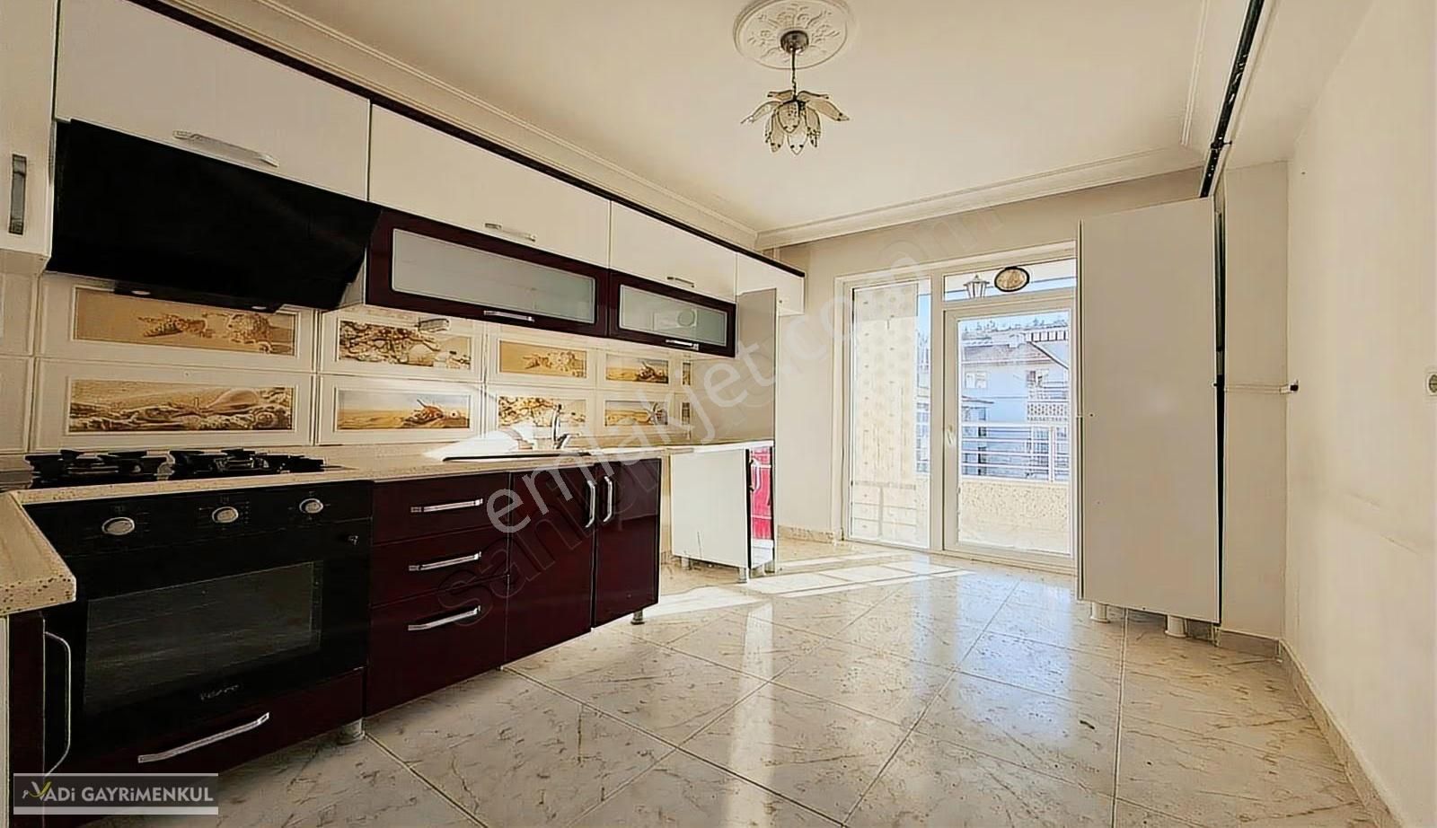 Vadi'den Karakayada Cadde Yakını Katta İskanlı Masrafsız 3+1 !