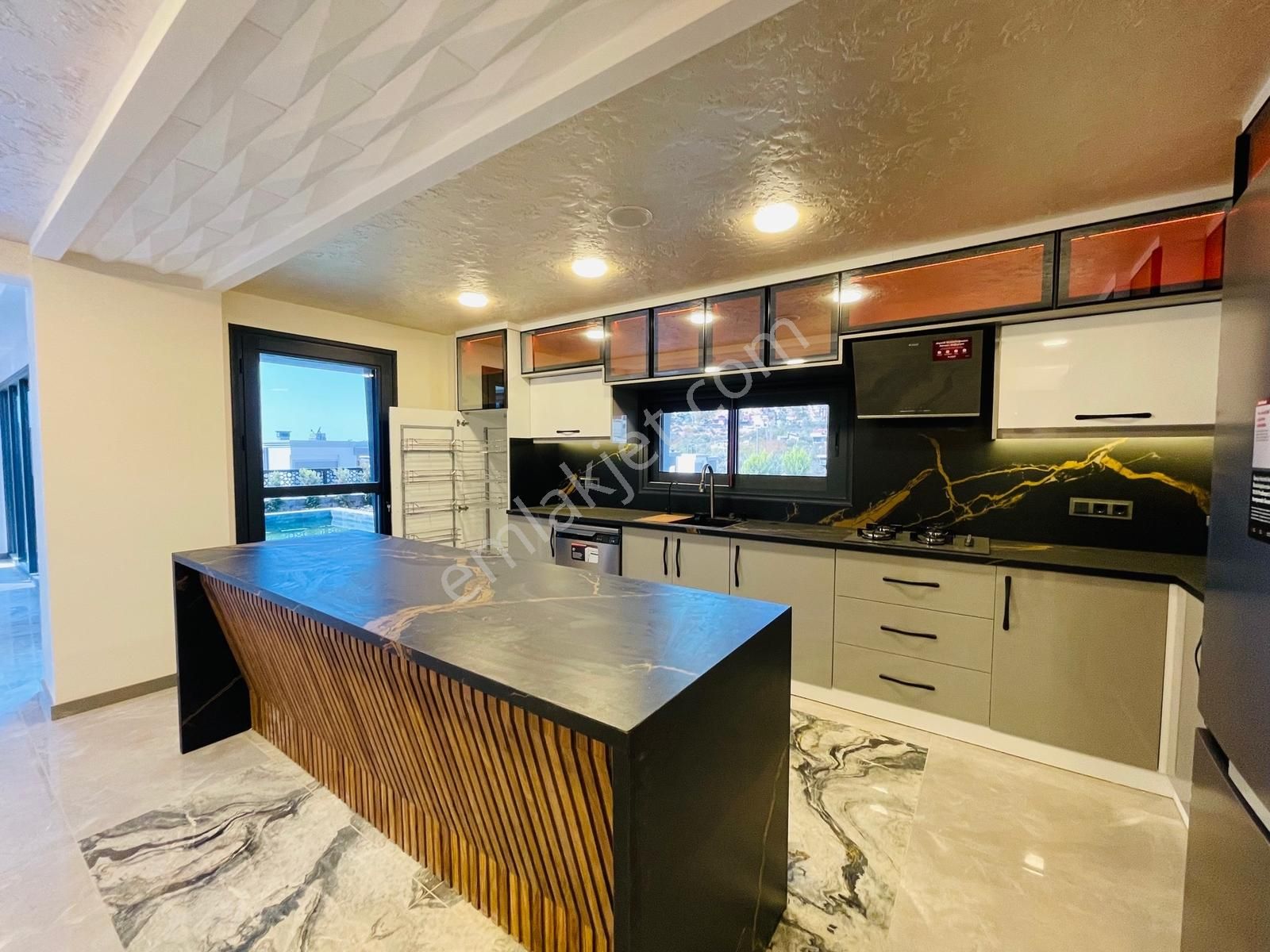 Geceyi Aydınlatan Satılık Villa - Görsel 32