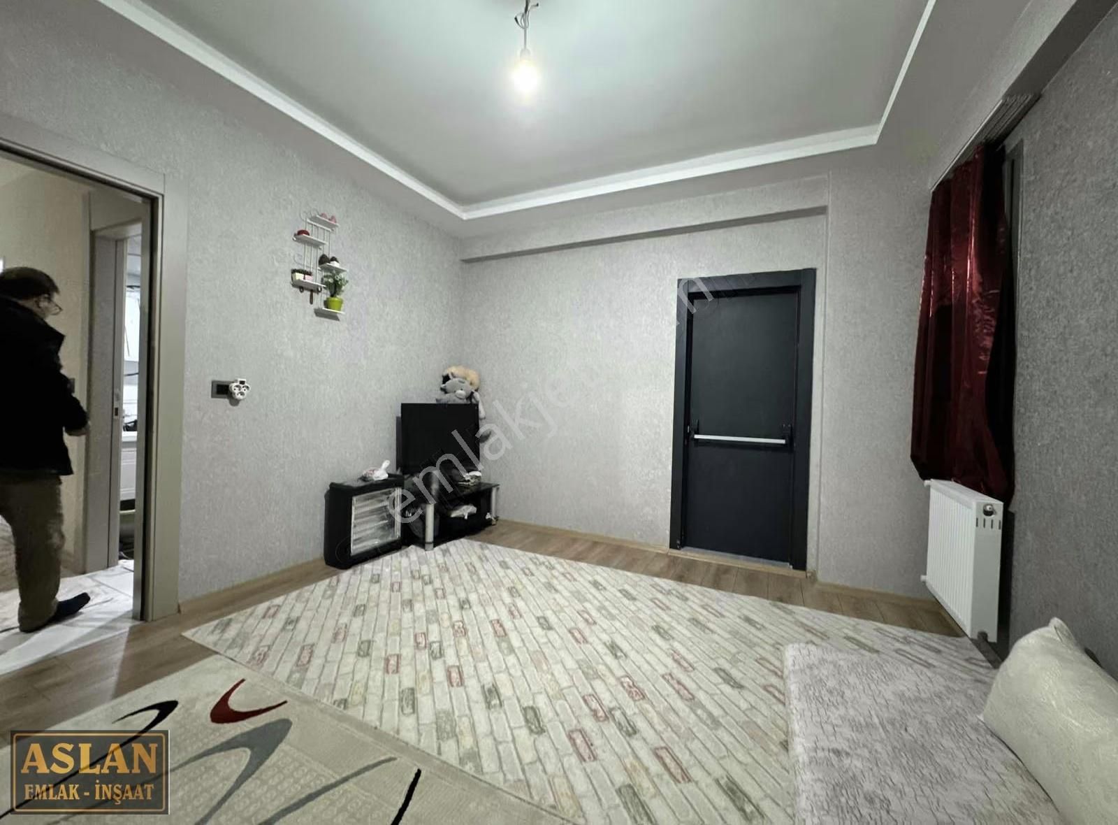 Salih Aslandan 35 Metre Ana Yol Üzeri Full Bakımlı 5 Oda Ara Kat