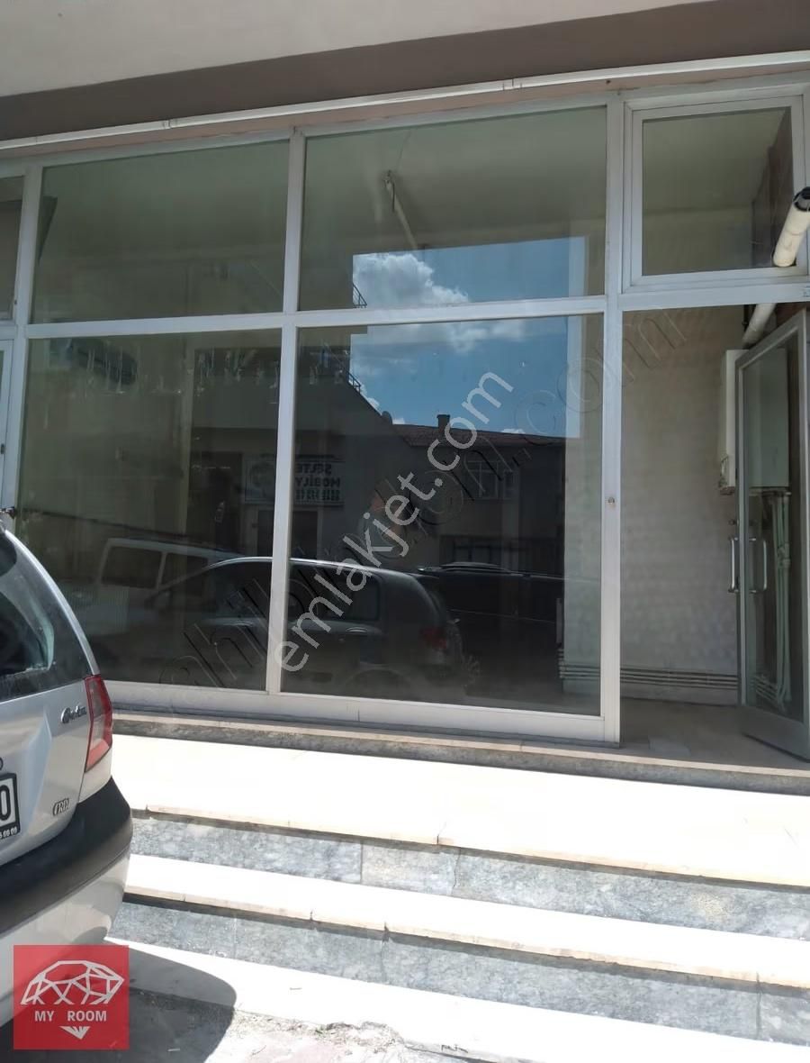 Ümraniye Altınşehir Mahallesinde 200 M2 Kiralık İş Yeri Dükkan