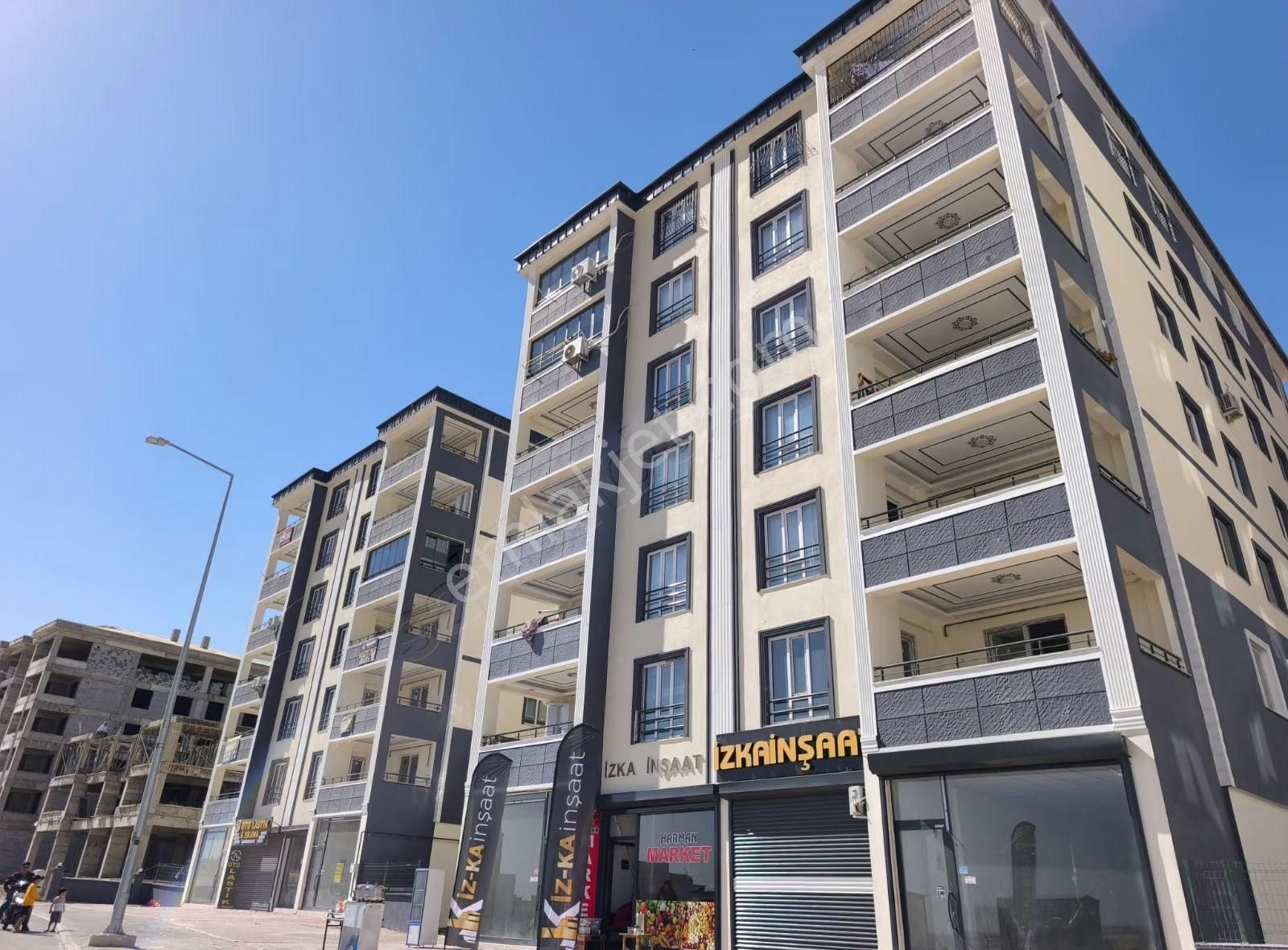 Seyran Emlaktan İzka İnsaatta Satılık 1.kat Ön Cephe 2+1 Daire