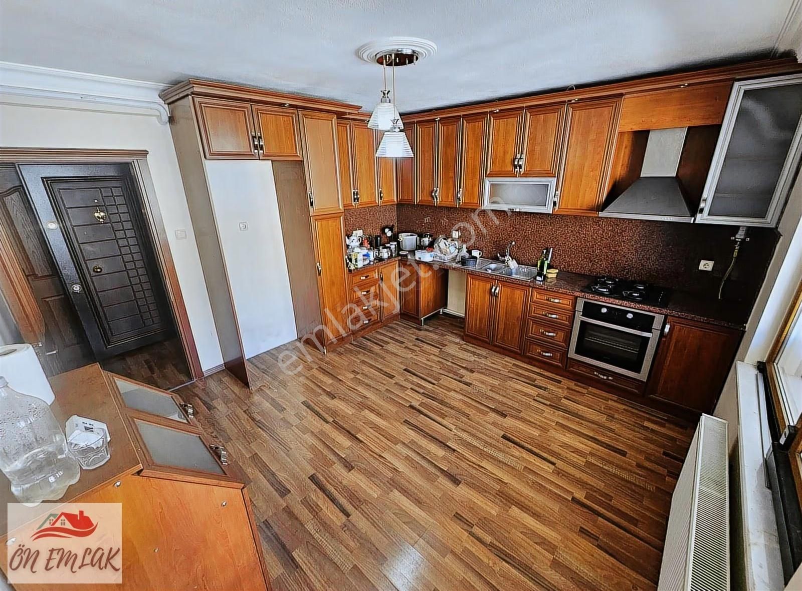 Ön Emlak'tan Burhaniye Merkezde Kiralık Geniş 4+1 Daire!