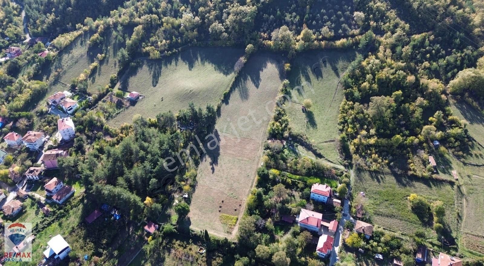 Turizm Bölgesinde,göl Manzaralı & Özel Yolu Olan 9.960 Metrekare