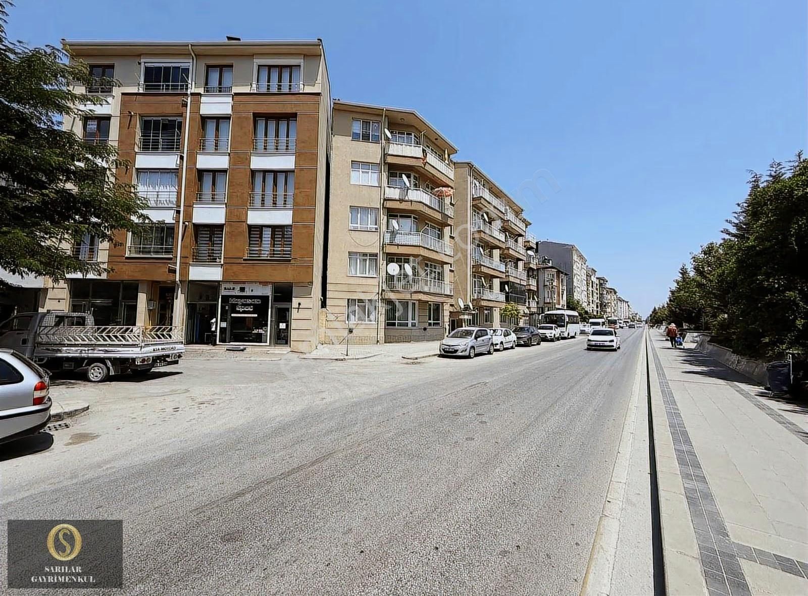 Sarılar Gayrimenkul'den Hat Boyu Cadde Üzeri 1+1 Asansörlü