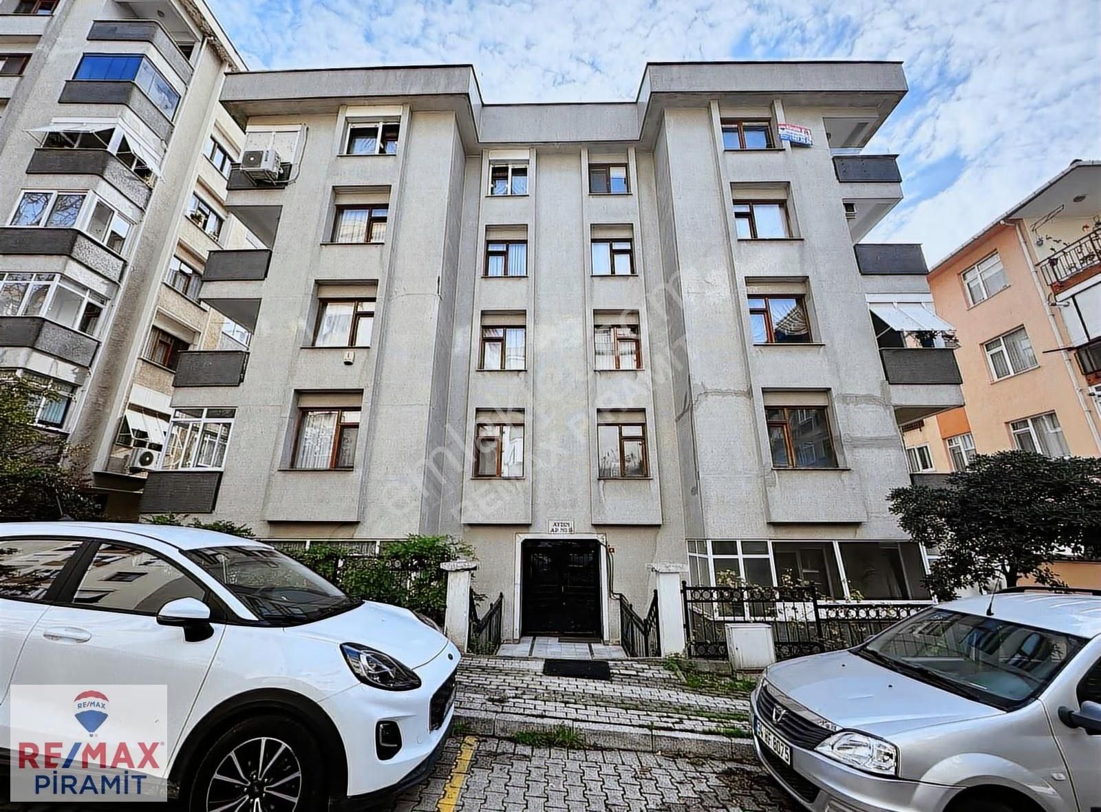Acıbadem Sonbahar Sokakta Geniş Teraslı Aydınlık Dubleks Kiralık