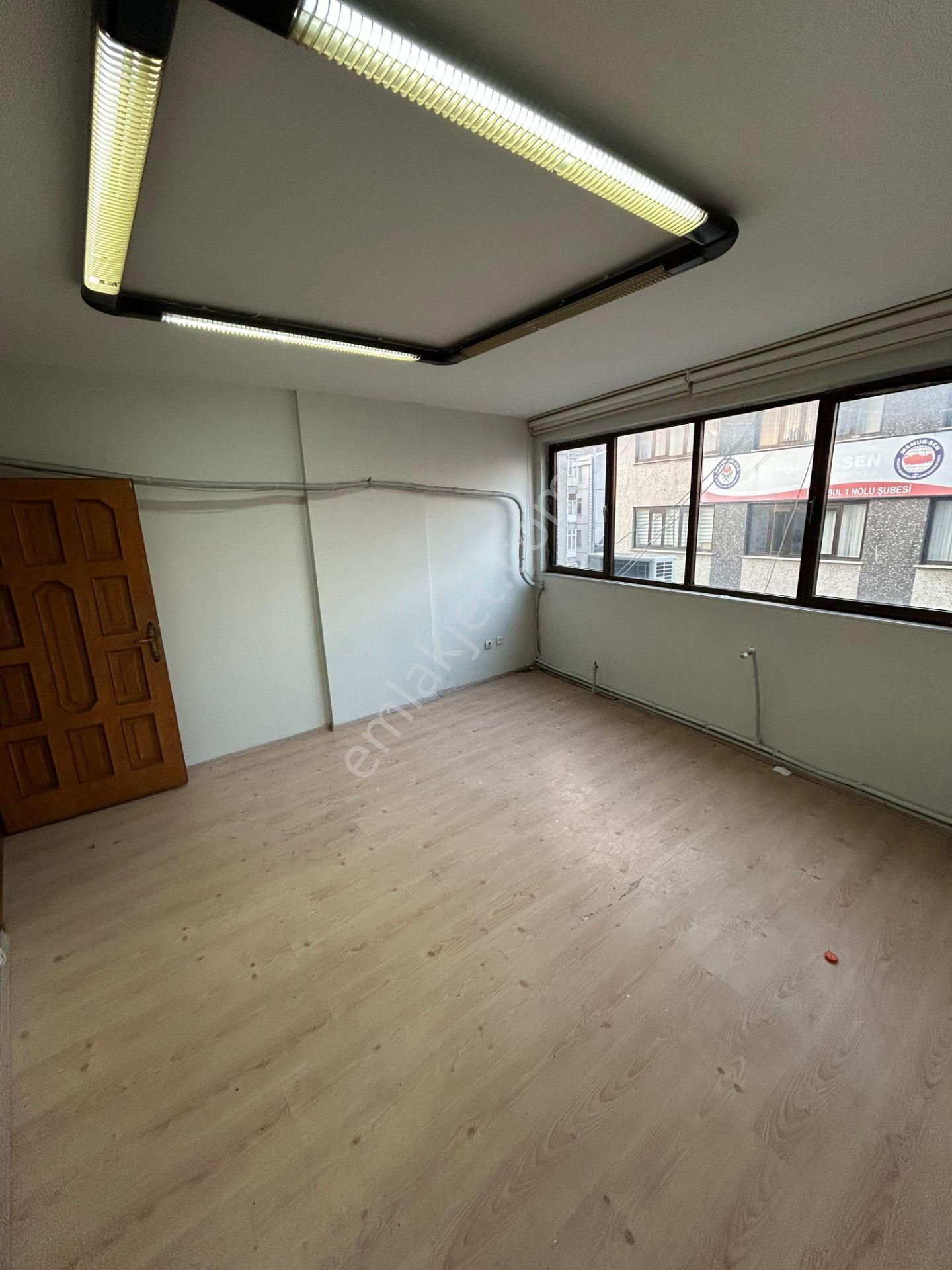 Kiralık 1+1 Ofis Asansörlü -- Metrobüs - Metro Dibi Şirinevler - Görsel 12