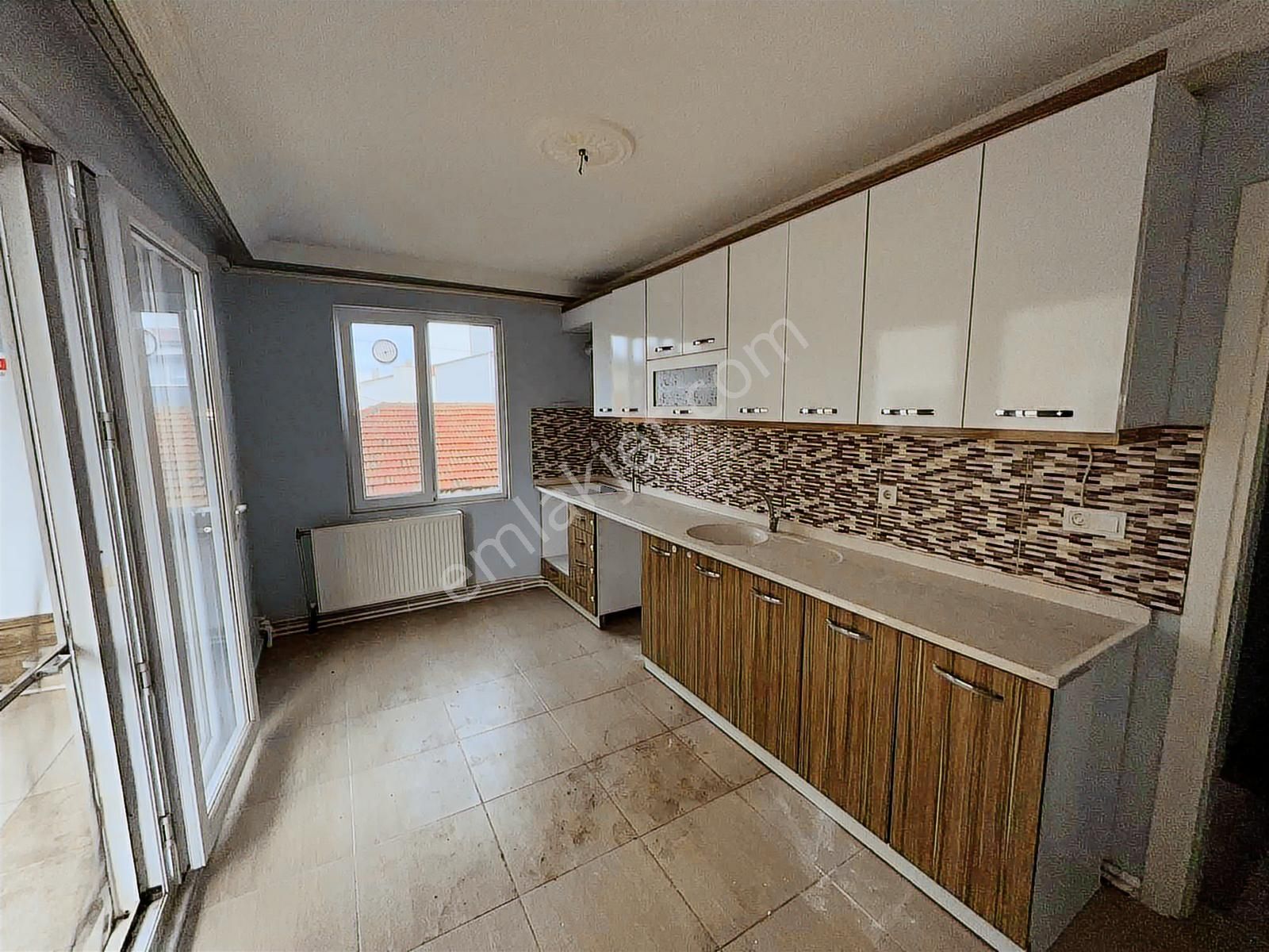 3+1 Cadde Üzerinde Doğalgazlı Asansörlü Kiralık Daire - Görsel 16