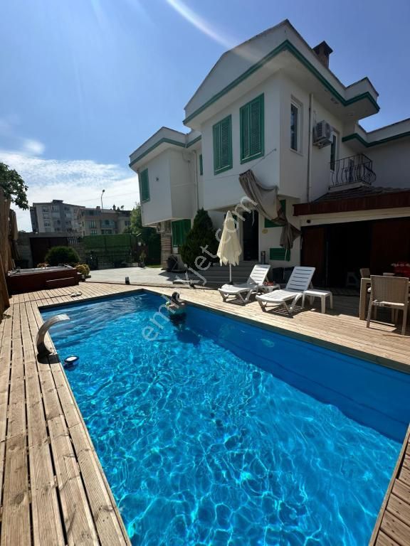 Bursa Merkezde Günlük Kiralık Isıtmalı Havuzlu Muhafazakar Yeşil Panjurlu Villa